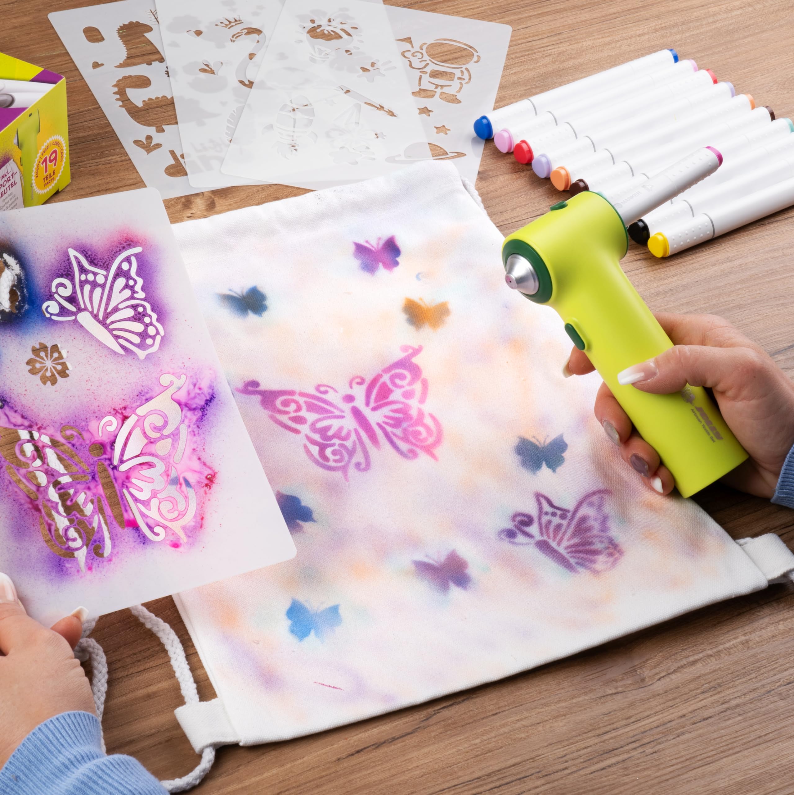 JOLLY Airbrush Textil Set, inkl. 12 Textilmarker mit Doppelspitze, 4 Schablonen und 1 Sportbeutel, leuchtende und satte Farben, nach Fixierung Waschmaschinenfest, Textilfarbe zum sprühen
