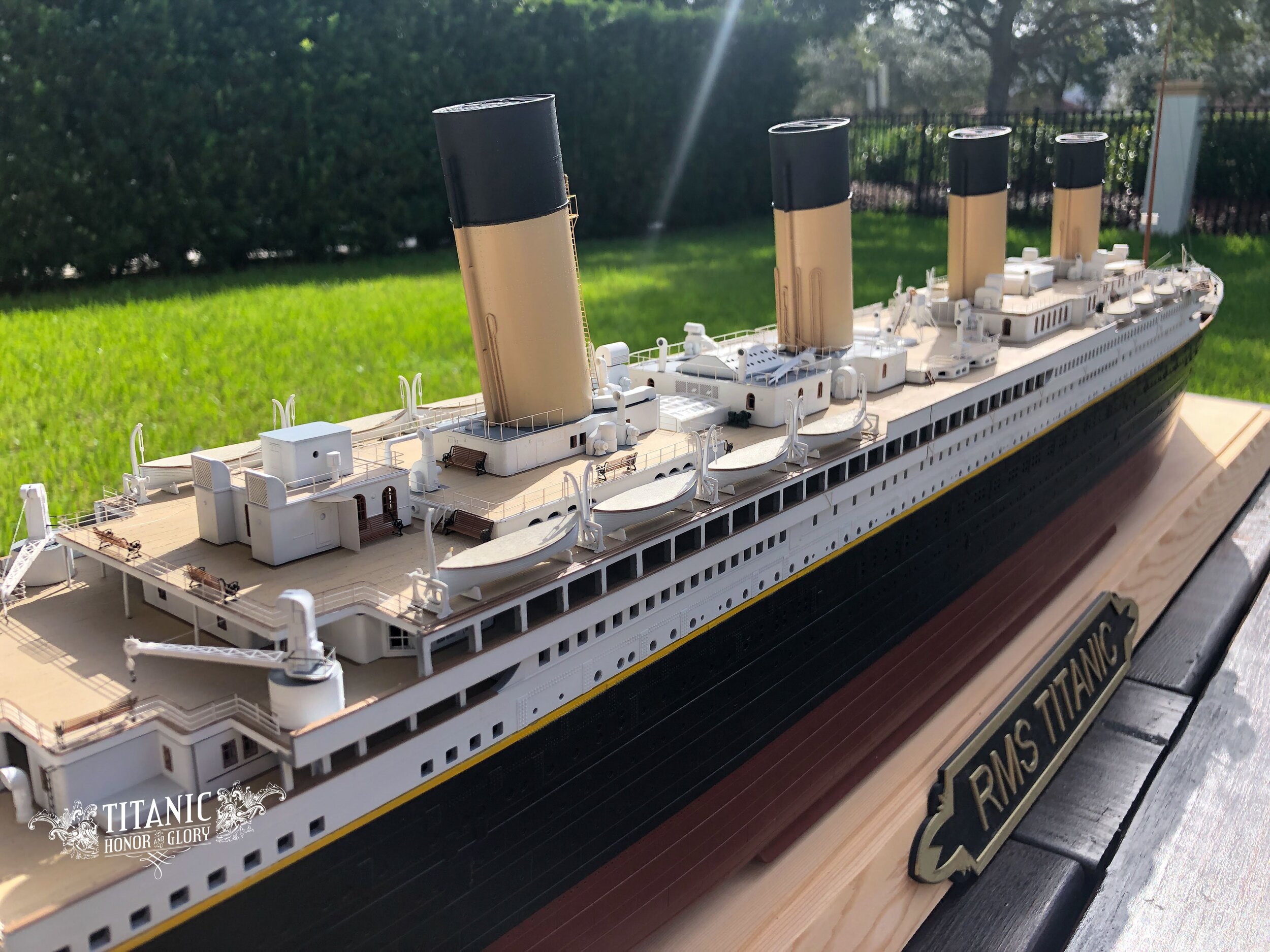 トランペッター　1/200 RMSタイタニック Amazon.com: Trumpeter Titanic Plastic Model Kit with LEDs : Arts