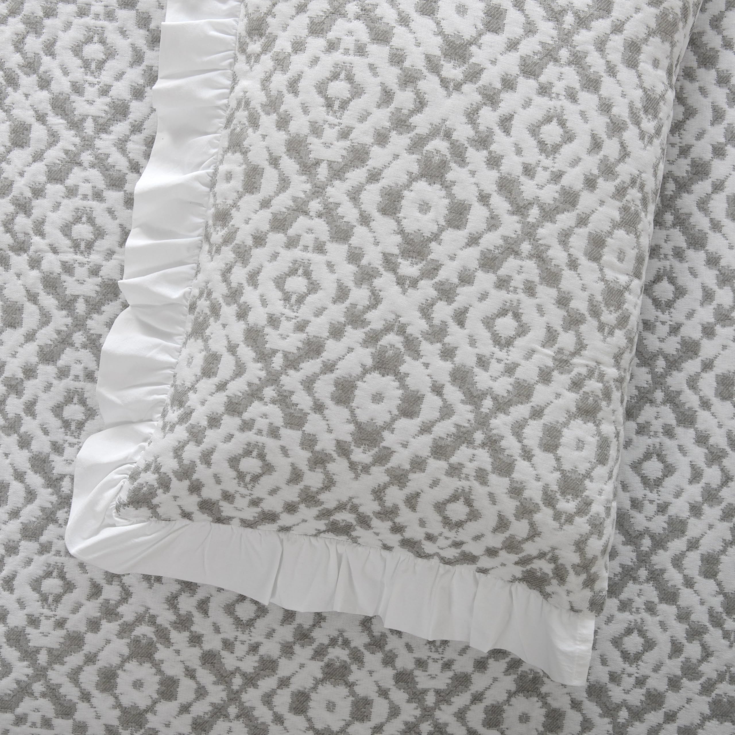 Colcha Marina con Volante Gris - 50% Algodón, 50% Poliéster - Cama 150 cm (Colcha 240 x 260 cm) - Geométrico- Fabricado Portugal