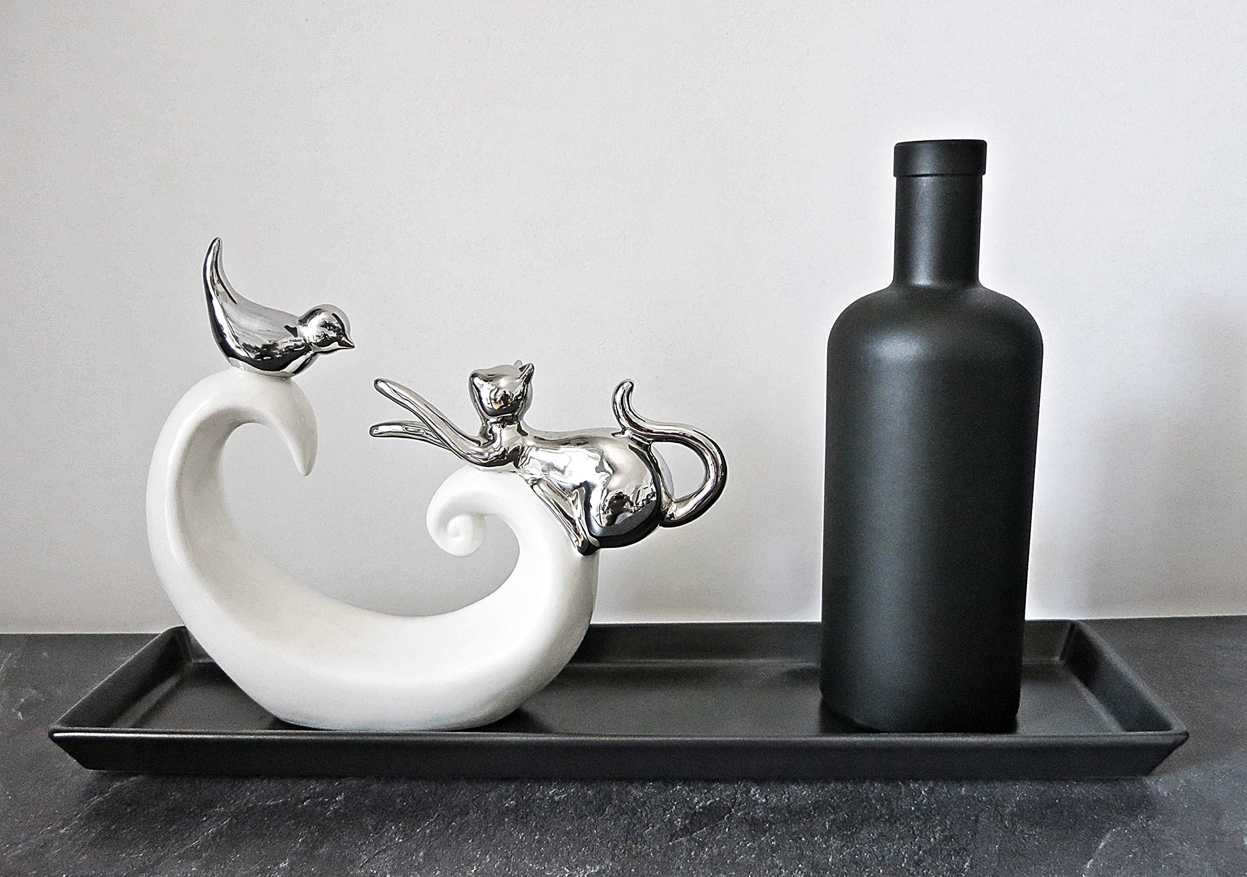 Stijlvolle decoratie met spelende kat en vogel - witte & zilveren katteversiering van keramiek - modern kattefiguur 21cm hoog - deco-figuur met kitten - beeldje ideaal als cadeau