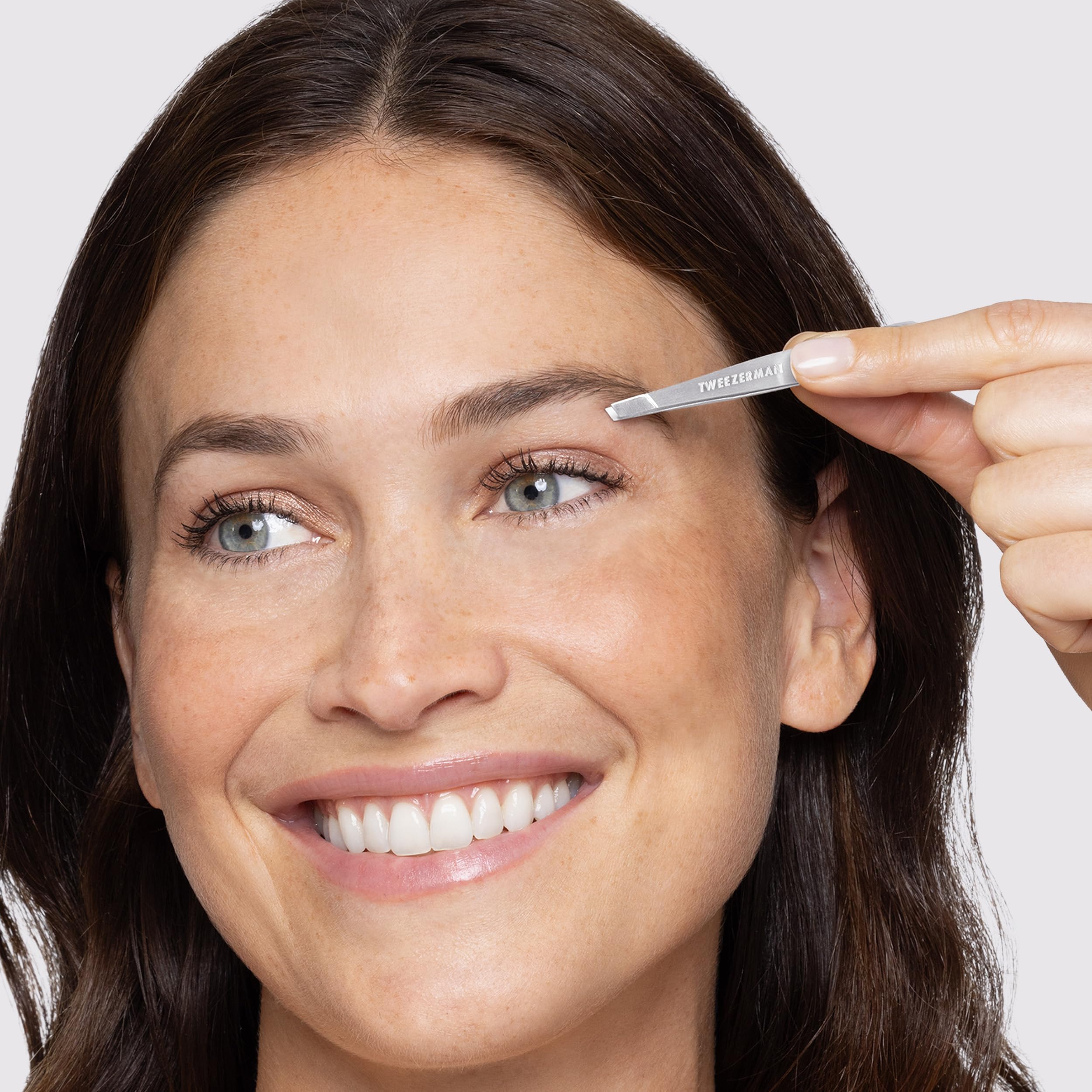 TWEEZERMAN Set de afeitadora de cejas con mini pinza inclinada (Mini Slant Tweezer & Brow Razor Set), plateado