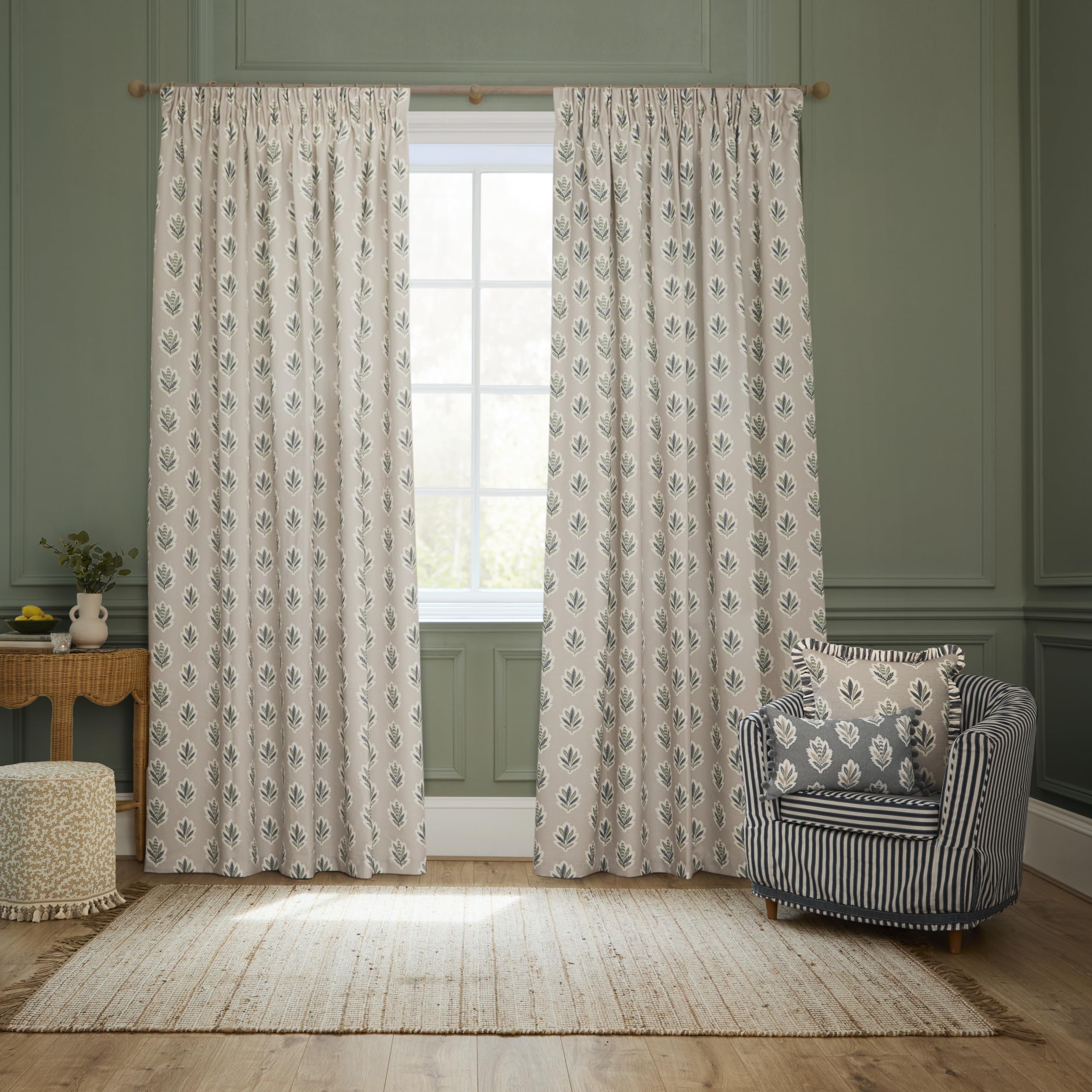 Sanderson Sessile Leaf Room Darkening Pencil Pleat Curtain Pair – Lined Botanical Oak Leaf Drapes (Flax - 117x137cm)