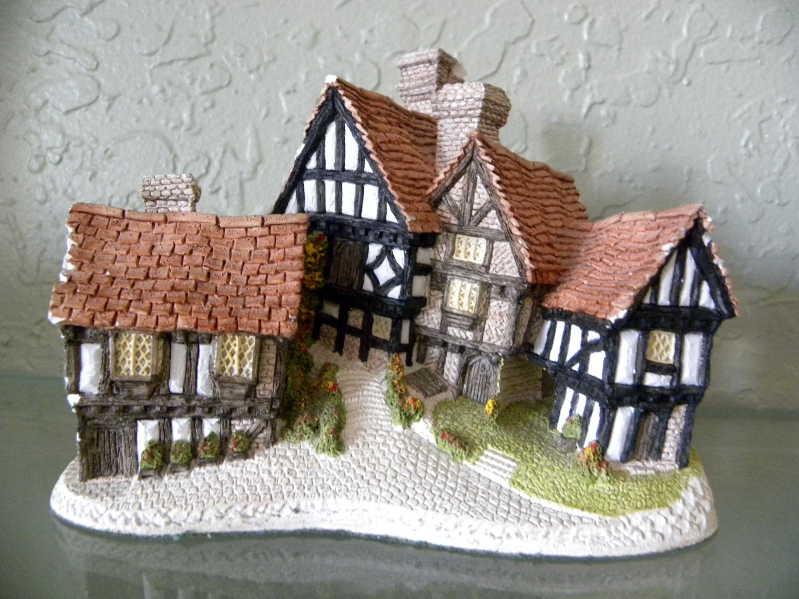 Amazon.co.jp: David Winter Cottages Stratford House model DW139 