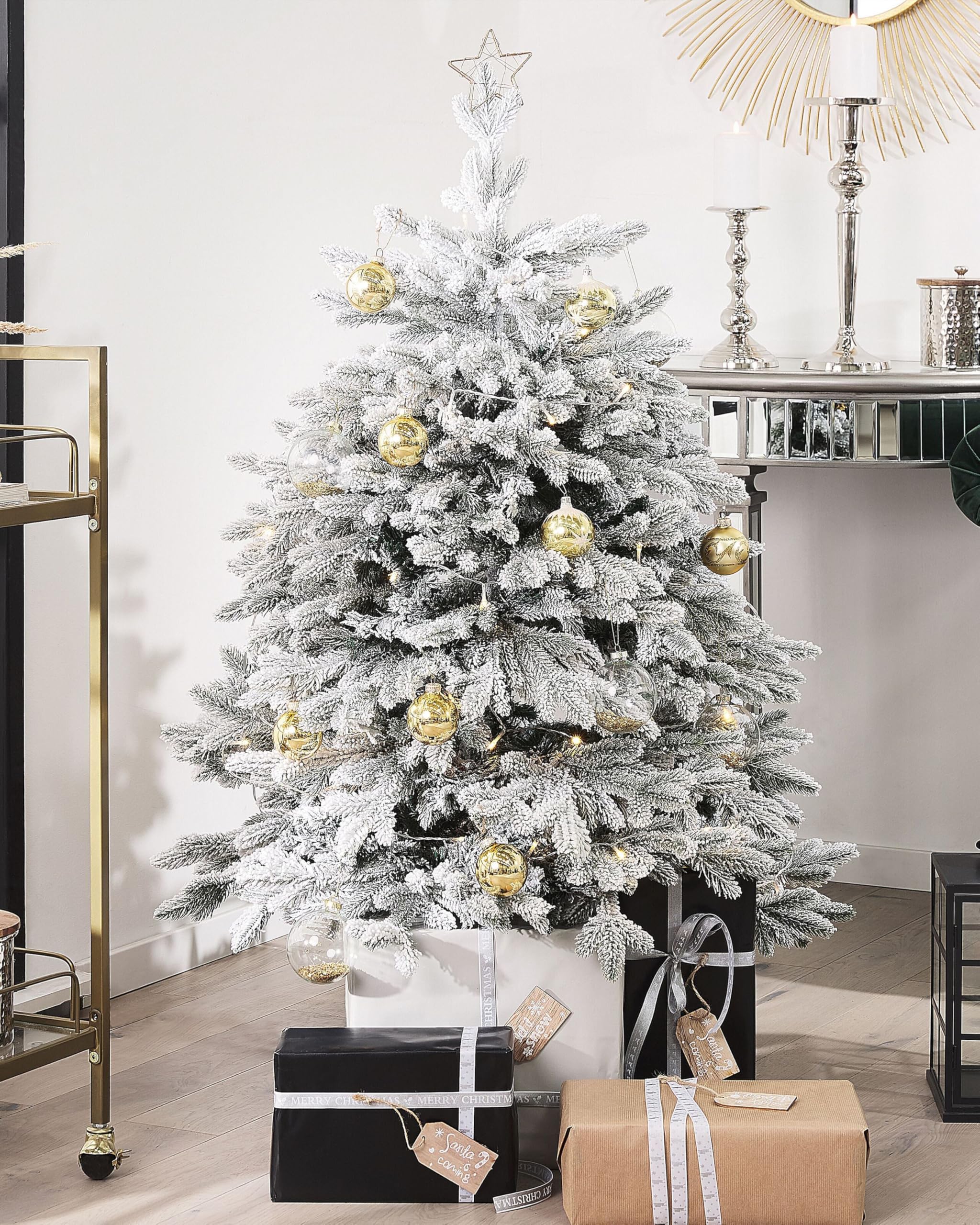 Sapin de Noël Artificiel Effet Neige 120 cm Idéal avec Branches Facilement Ajustables Aspect Naturel et Réaliste Parfait pour Tout Intérieur Beliani