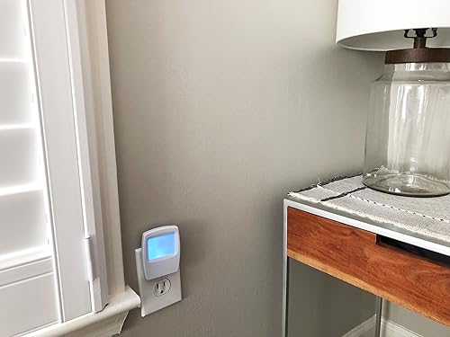 Miniatura 8 de AMERELLE Luz nocturna azul siempre encendida, paquete de 4 (71282), delgada, enchufable, luz LED con un brillo azul suave y frío, delgada adecuada