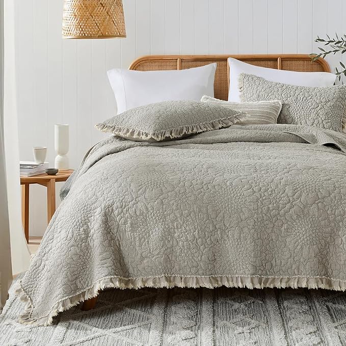HORIMOTE HOME Cream White Ruffled Quilt King Size, Soft Lightweight Crinkled Farmhouse Shabby Chic Bedding Set, 3 Pieces Reversible Bedspread with Pillow Shams for All Season