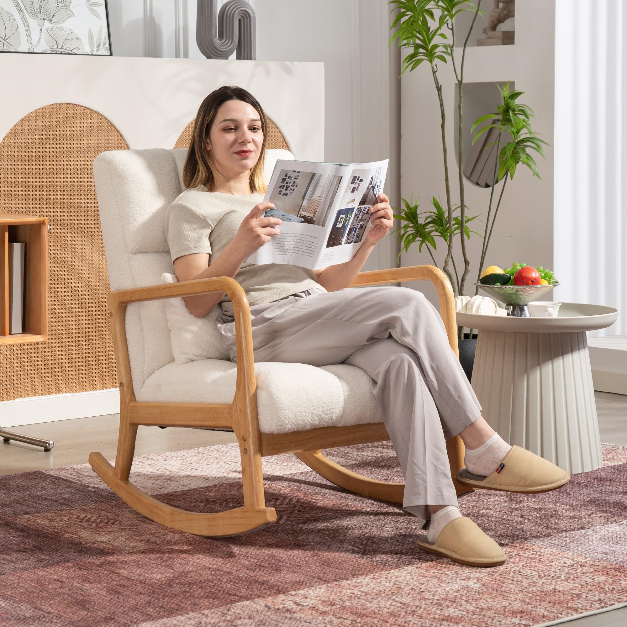 HOMCOM Poltrona a Dondolo 90°-130° con Cuscino Lombare, Poltrona per Salotto in Tessuto Sherpa e Legno, 64.5x82x89 cm, Bianco e color Legno