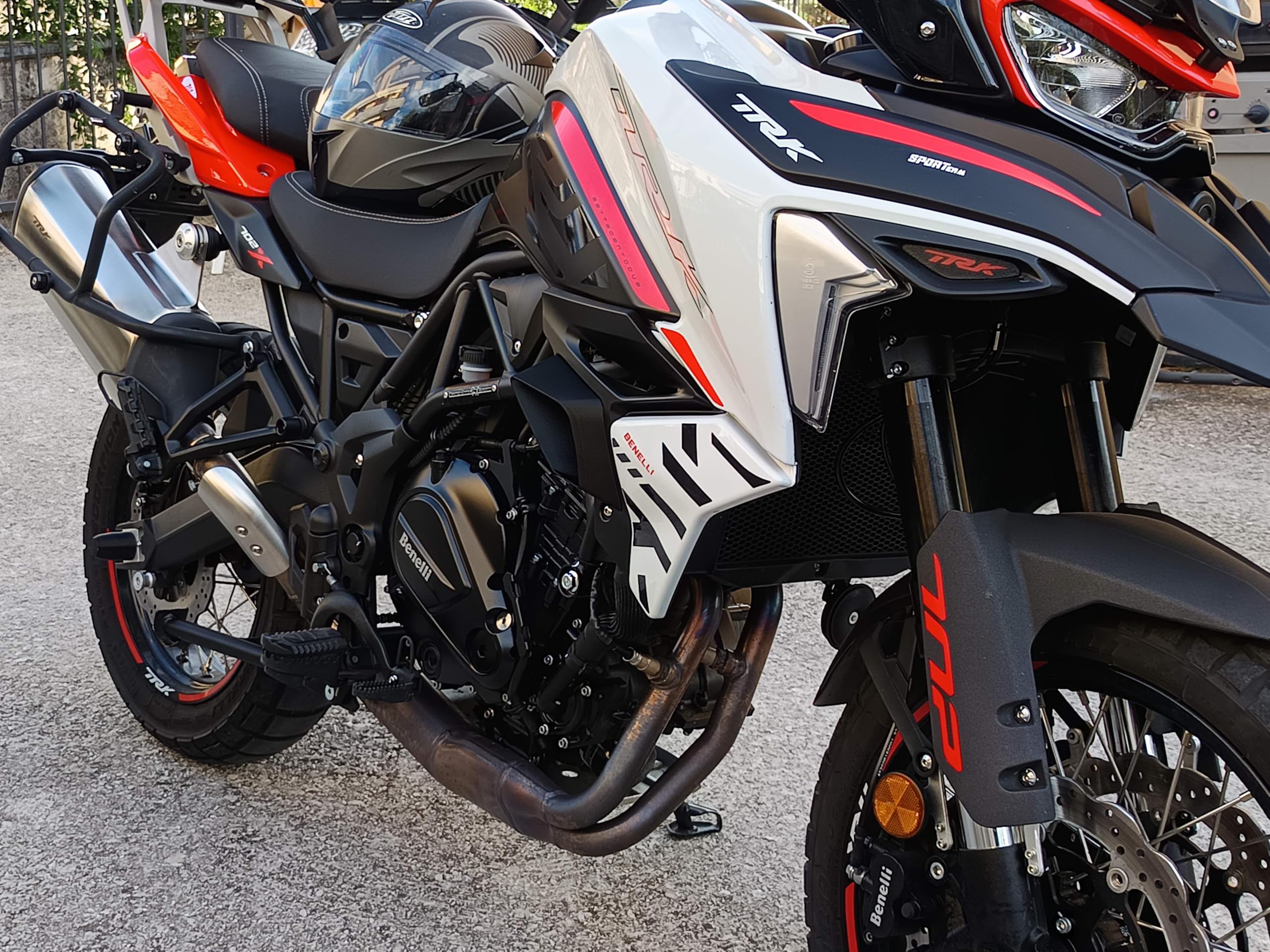 3DPRINTOK Coppia di Deflettori d'Aria Calda per Fianchetti - Benelli TRK 702/702X, Riduce di almeno il 70% il Flusso Caldo Zona ginocchia e gambe (NON COMPATIBILE CON BARRE PARA TELAIO) no modifiche