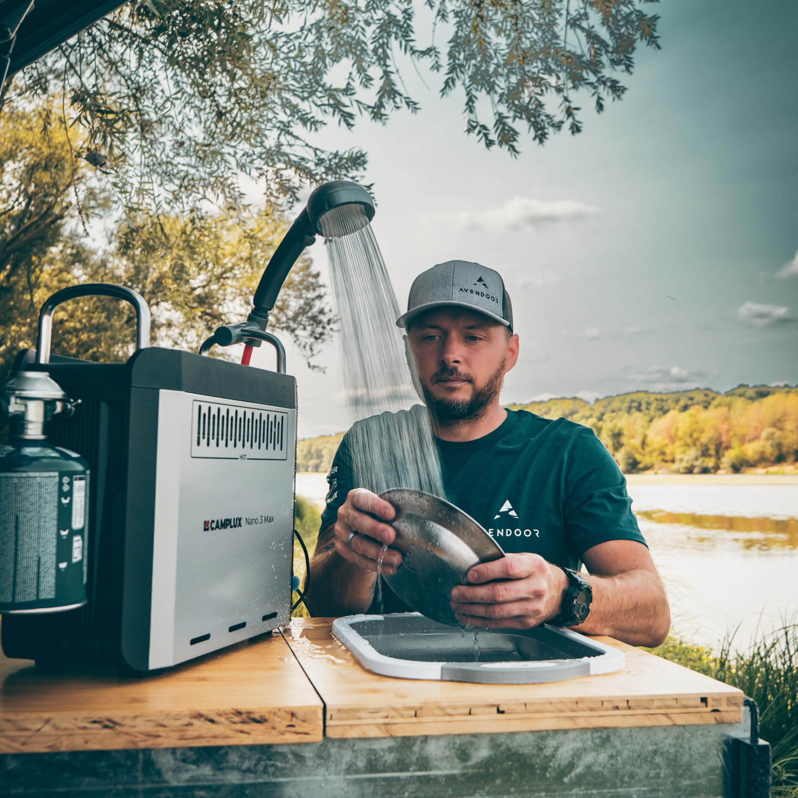 CAMPLUX Nano 3 Pro - Chauffe-Eau Portable à Gaz, Eau Chaude Instantanée, avec Batterie Intégrée et Pompe 12V, Compact pour Camping & Vanlife