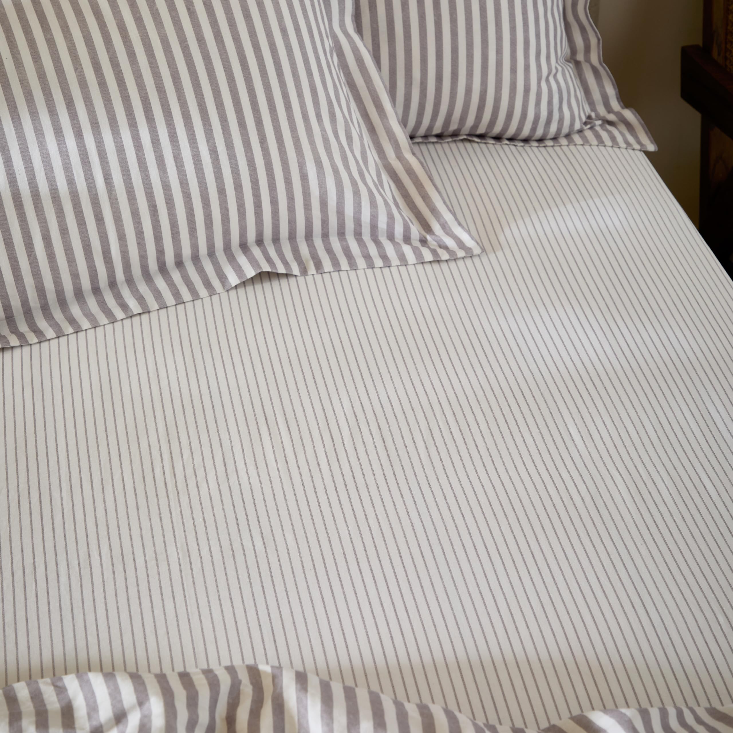 Yard Hebden Narrow Stripe Fitted Sheet – Ultra Soft 100% Cotton Striped Bed Sheet (Mauve – Double – 137x190x32cm)
