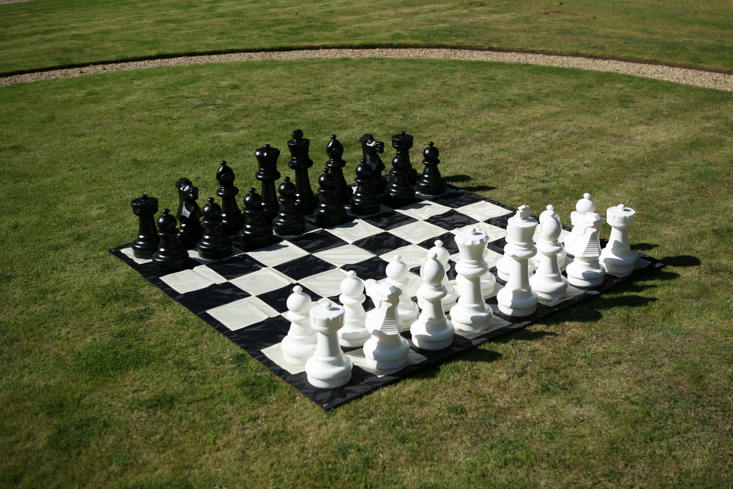 Uber Games Tappetino gigante in nylon per scacchi, versatile, resistente e veloce da montare, perfetto per giardini, feste, eventi e scacchi giganti, fori angolari per fissaggio all'aperto.