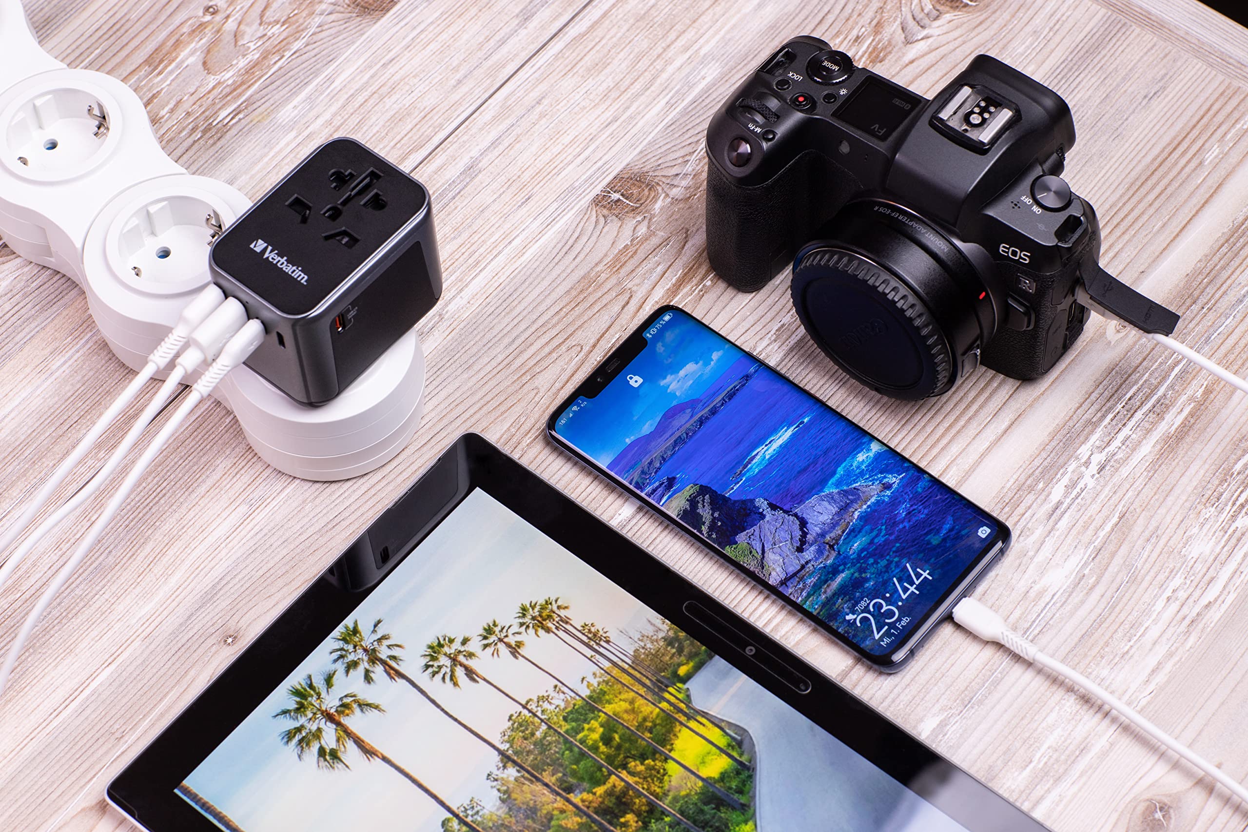 Verbatim Uniwersalny adapter podróżny UTA‑03, adapter gniazda wtykowego z 2 portami USB‑A, 3 portami USB-C, wtyczka podróżna do laptopa, telefonu komórkowego, aparatu, do zastosowania na całym świecie