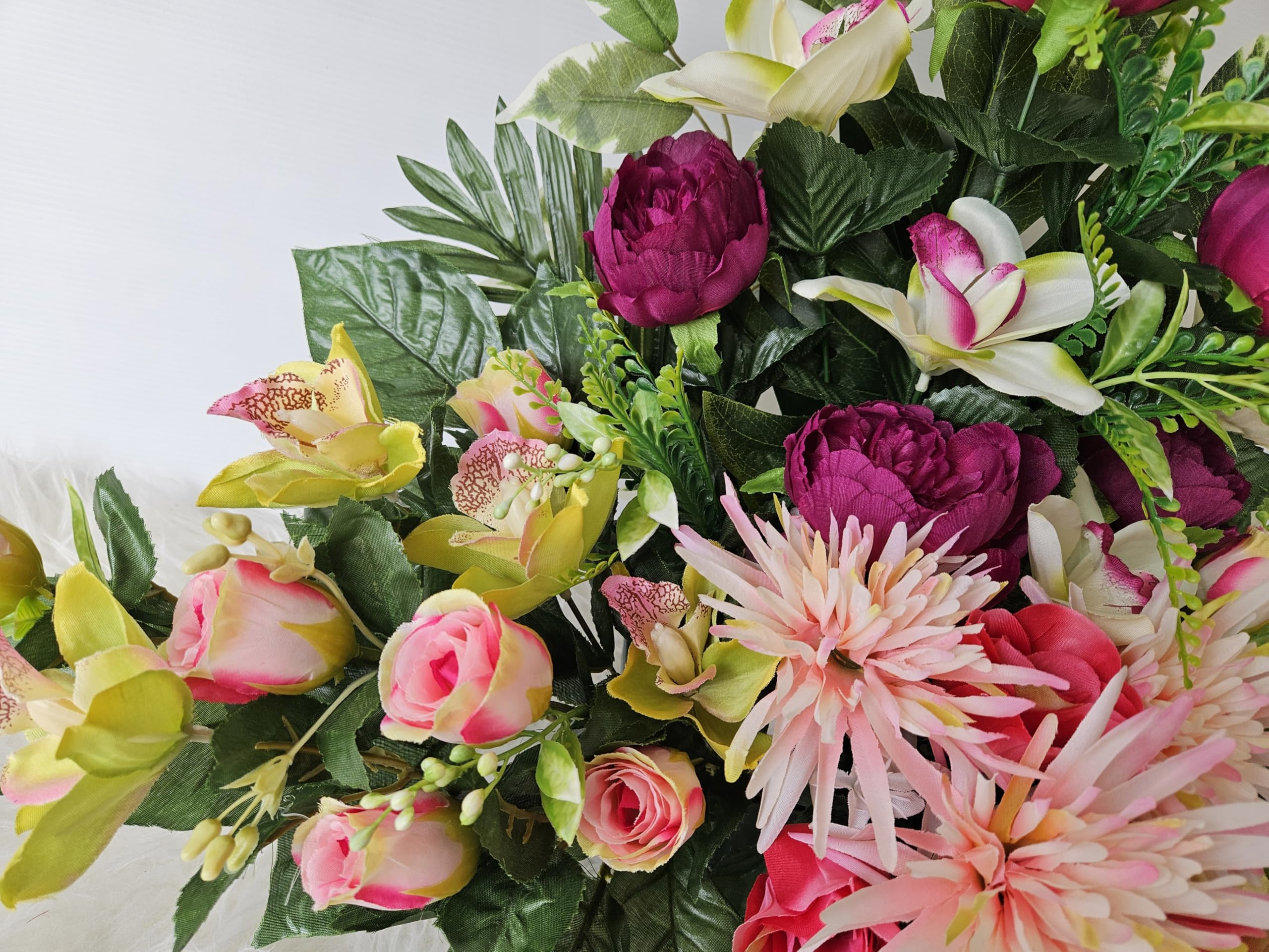 Composition de Fleurs Artificielles Lesté Ciment, pour Une Parfaite Tenue à L' extérieur. Réalisé par nos Soins, Fleurs de Qualité.