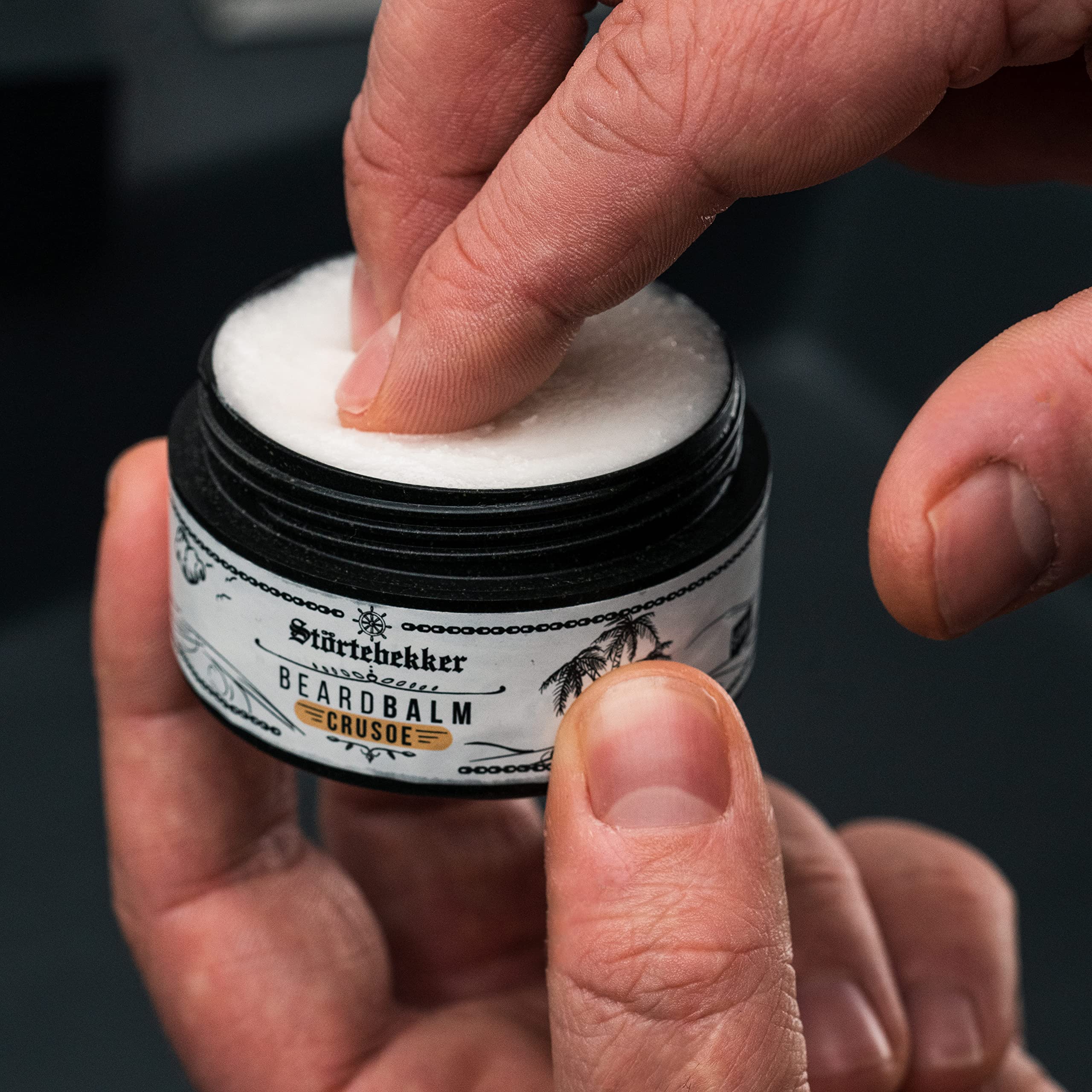 Störtebekker® Premium Beard Balm pflegt den Bart und bringt ihn in Form - 50ml Tiegel 100% kompostierbar - Bartwachs Herren süß-herber Crusoe Duft - Bart Balsam Made in Germany