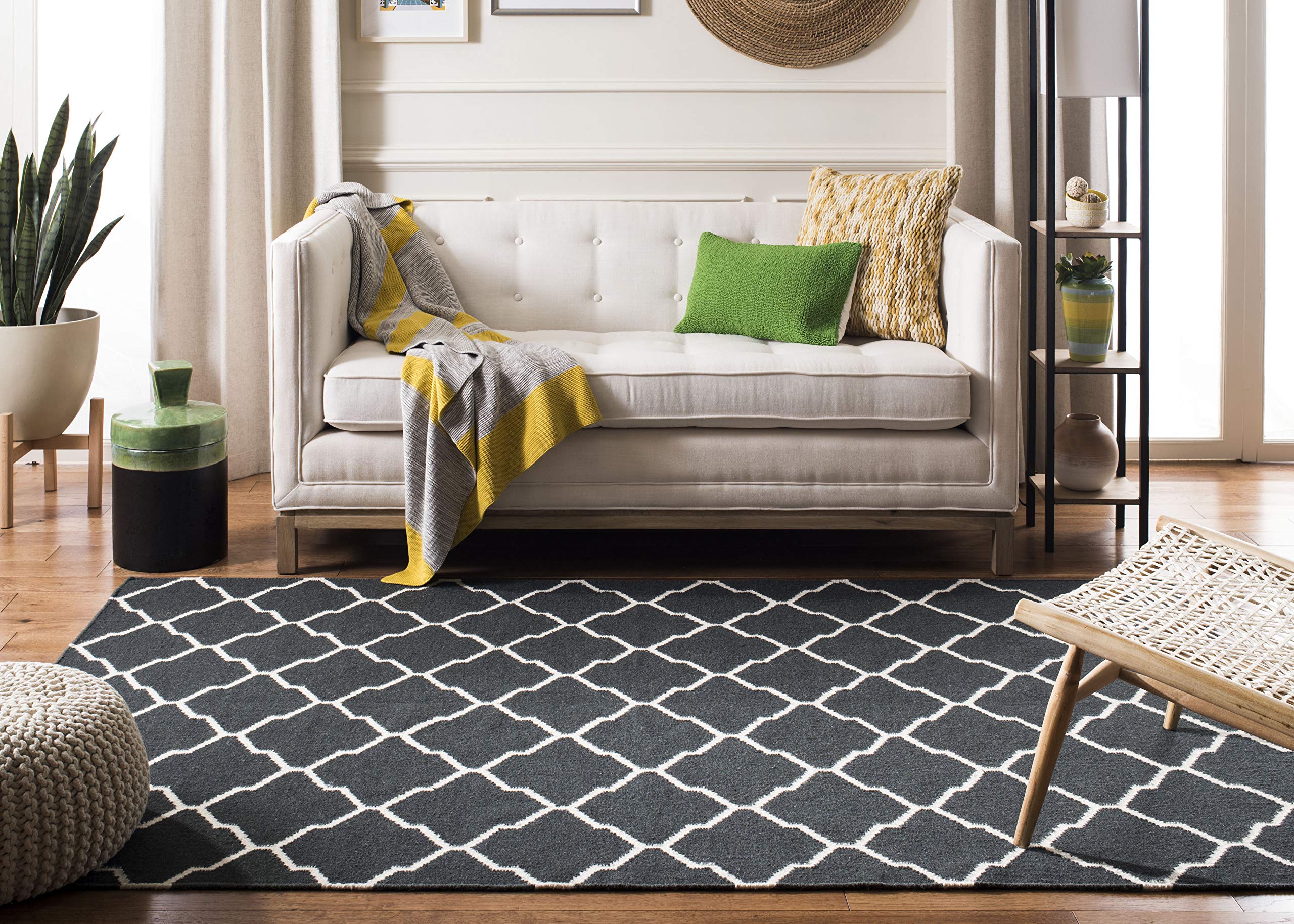 SAFAVIEH Tapis Contemporain pour Salon, Salle à Manger, Chambre à Coucher - Dhurrie Collection, Tapis à Poil Court, Chocolat et Ivoire, 91 X 152 cm