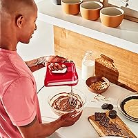 Vista 2 de KitchenAid - Batidora de mano con batidores de borde flexible, KHM6118, 6 velocidades, color rojo imperial