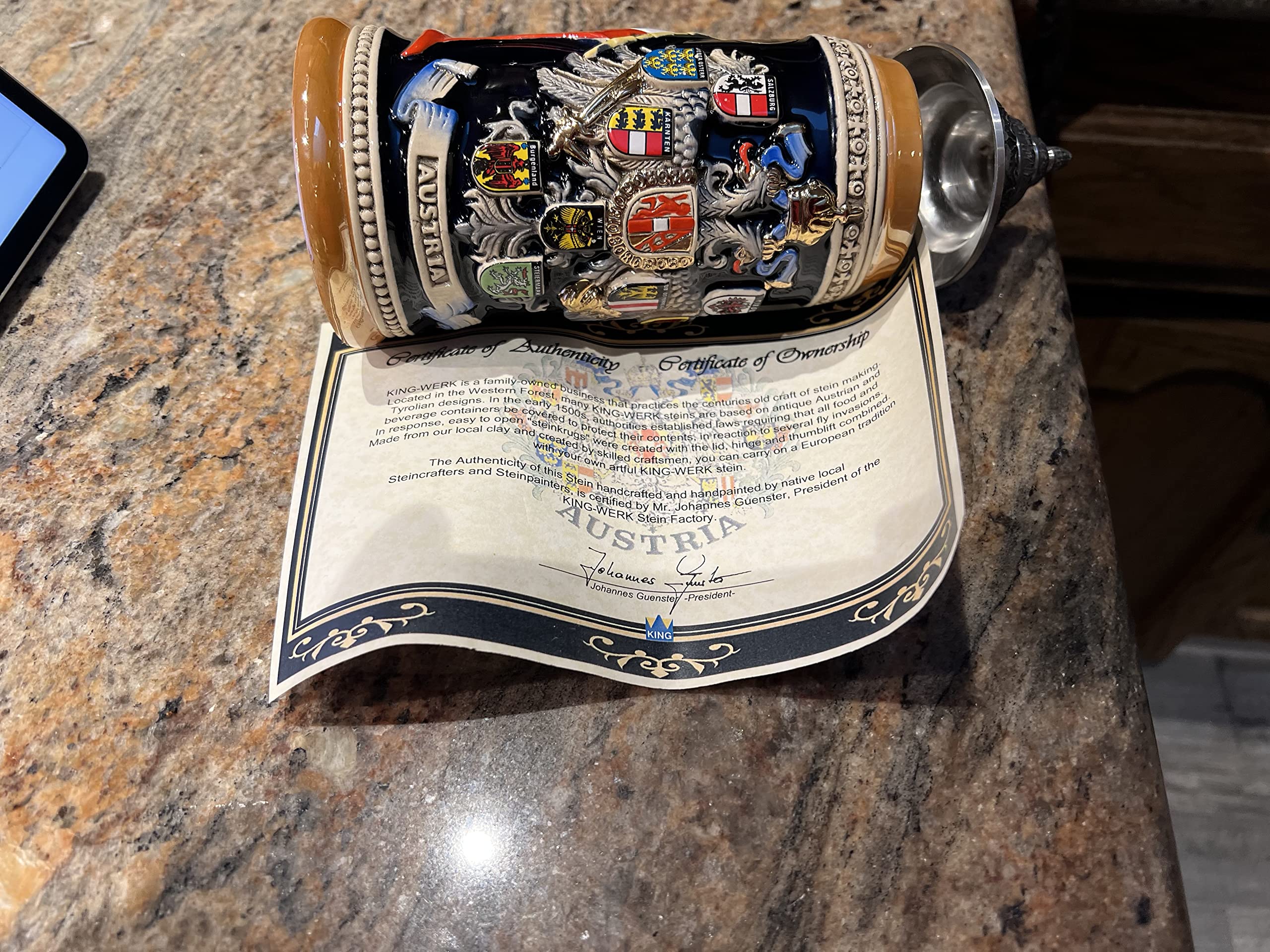 KING Jarra de cerveza alemana Austria escudos con alto relieve, jarra 0,4 litros KI 1014 0,4L
