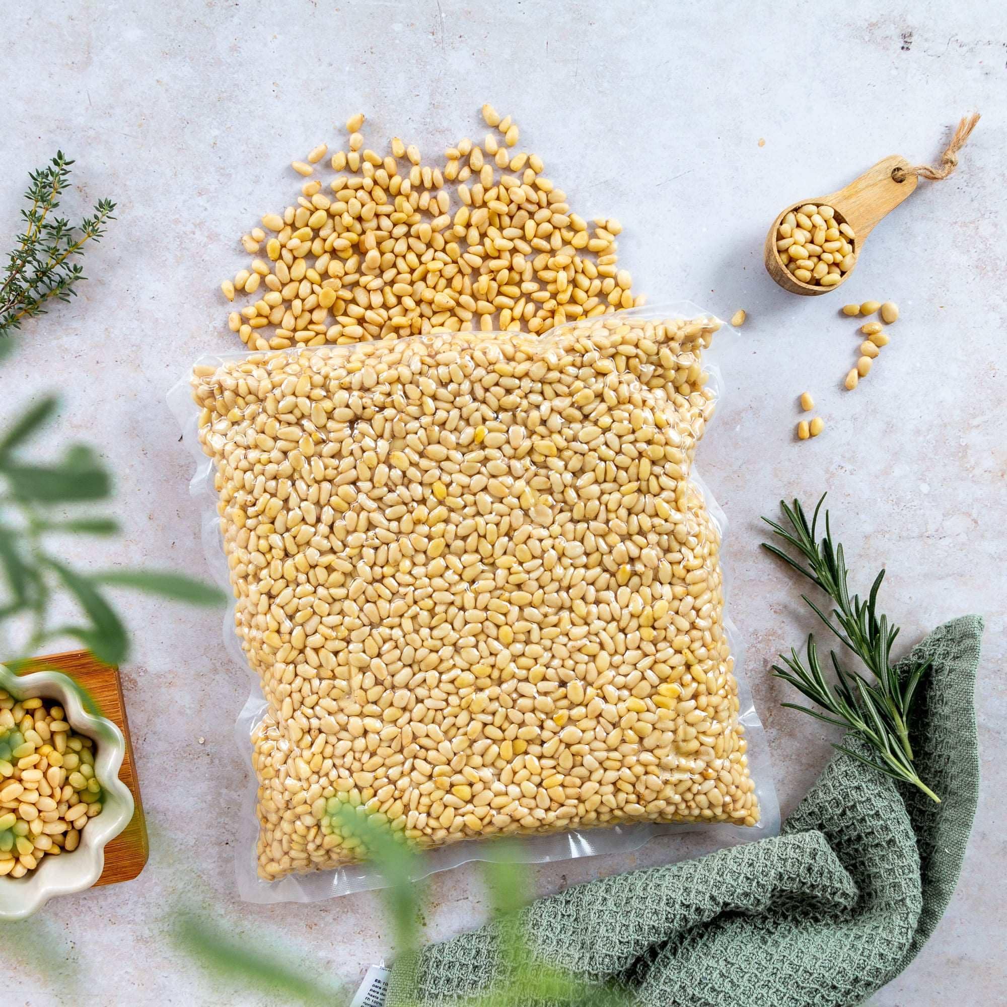 TAIGA Naturkost - Sibirische Zedernüsse Bio 1000g, Zedernkerne aus Wildsammlung, Alternative zu Pinienkernen, mild und süß – naturbelassen (1000g)