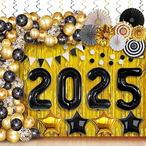KatchOn, Juego de decoraciones de graduación 2025 en negro y dorado, paquete grande de 115, kit de arco de globos de graduación | Globos negros