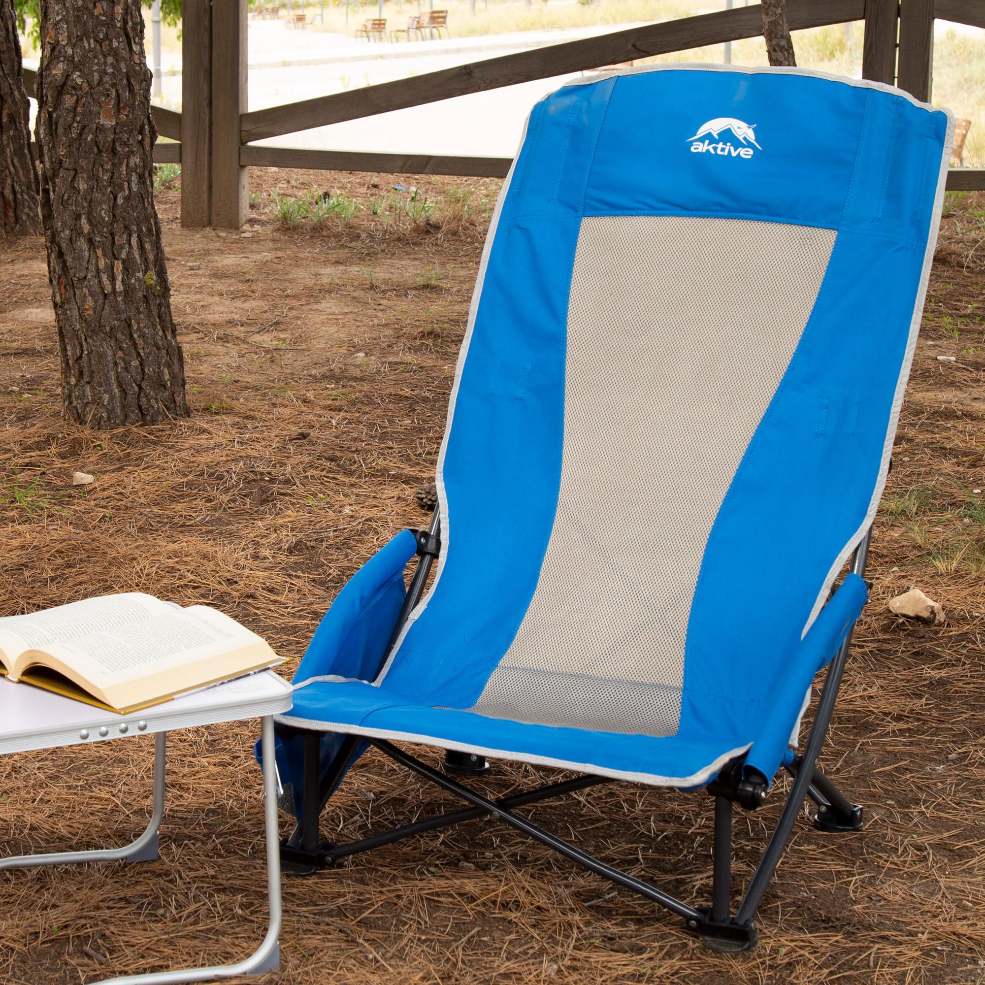 AKTIVE 63065 Silla Plegable, 56x46x94 cm, Azul, Asiento bajo, Respaldo Alto, Bolsillo, Posavasos, Topes antivuelco, Soporta 110 kg, Estructura Acero, Tejido poliéster, Asa Hombro, Sillas Plegables