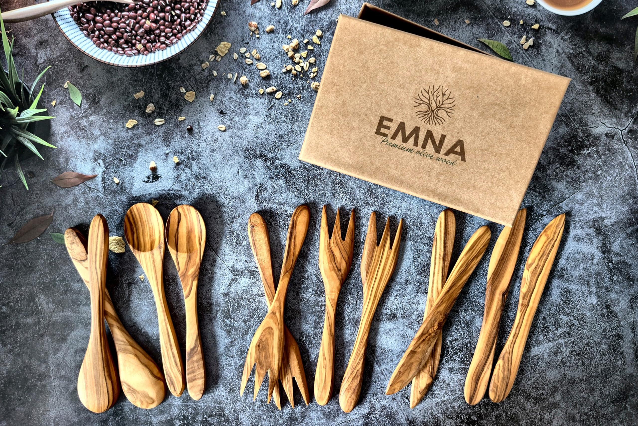 EMNA – Luxuriöses 12-teiliges Besteck Set aus massivem Olivenholz ca. 20 cm | 4 Löffel, 4 Gabeln & 4 Messer | Unikat | Edle Geschenkbox | Premium Geschenk Idee Weihnachten Hochzeit Geburtstag