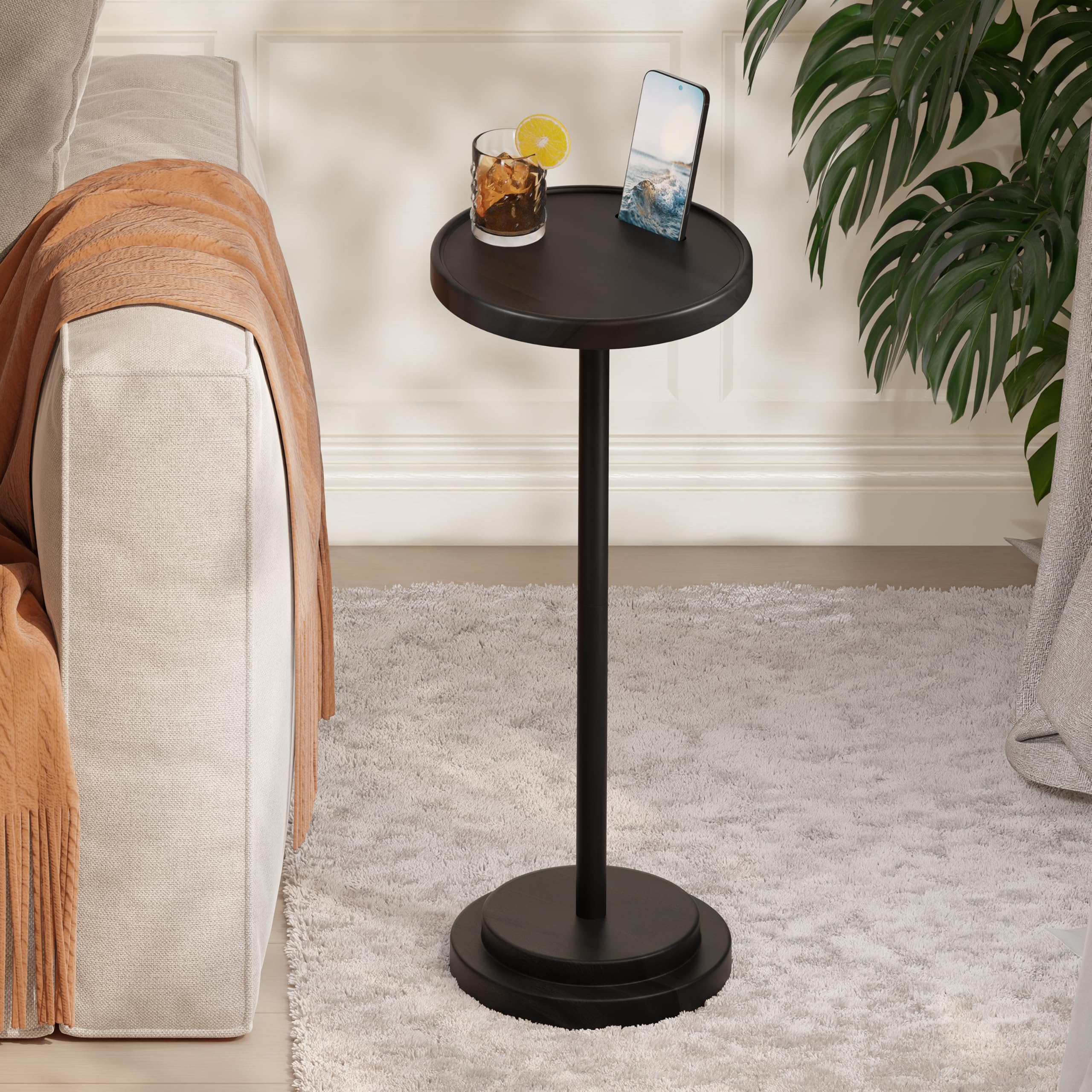 Mesa de bebidas, mesa auxiliar compacta de 24.4 pulgadas de alto con ranura para teléfono y base pesada, mesa de pedestal duradera para sala de estar (base escalonada, negro)