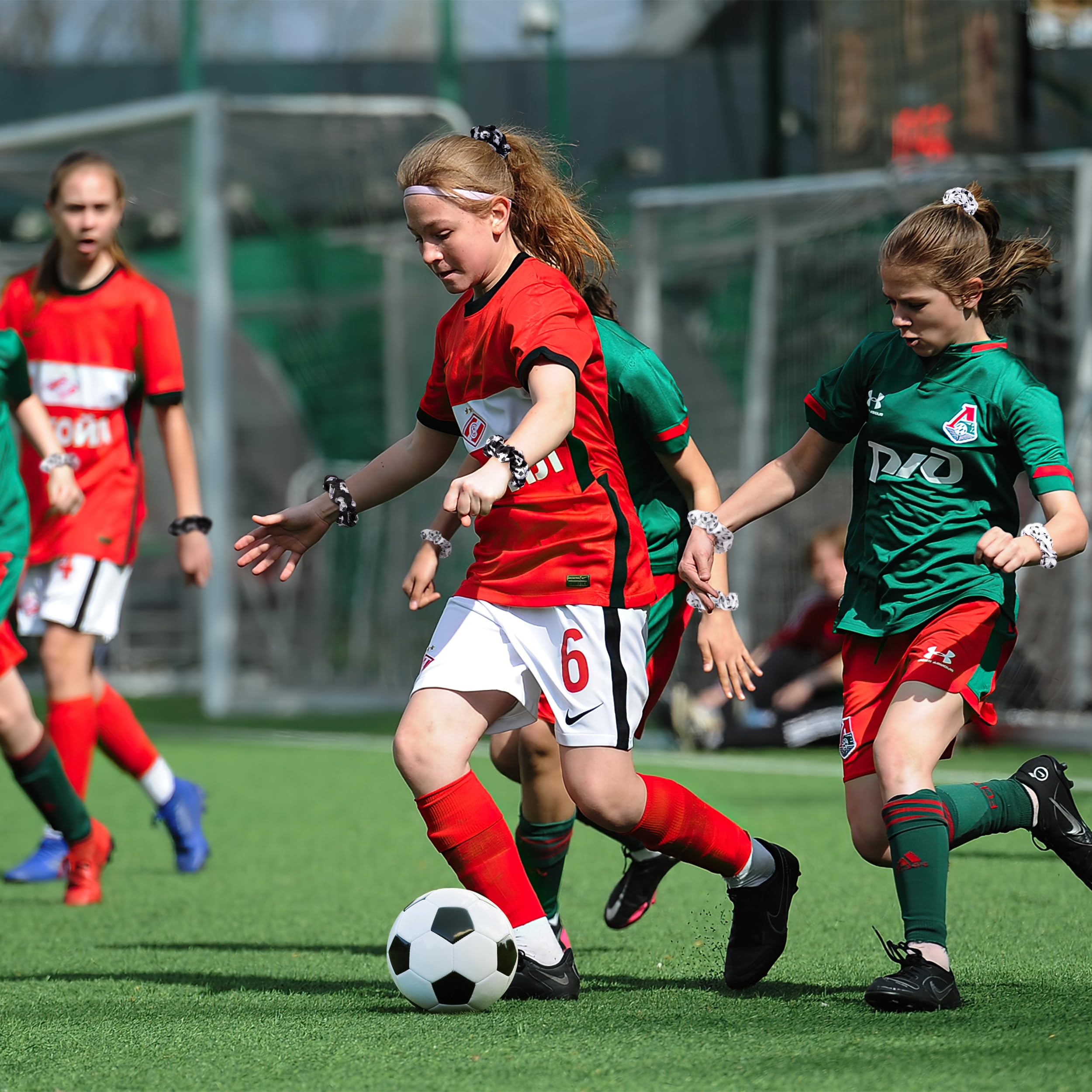 4 Cerchietti Elastici Per Capelli Da Calcio – Regolabili, Antiscivolo, Per Ragazze – Ideali Per Squadre Sportive (Nero, Bianco, Verde, Azzurro)