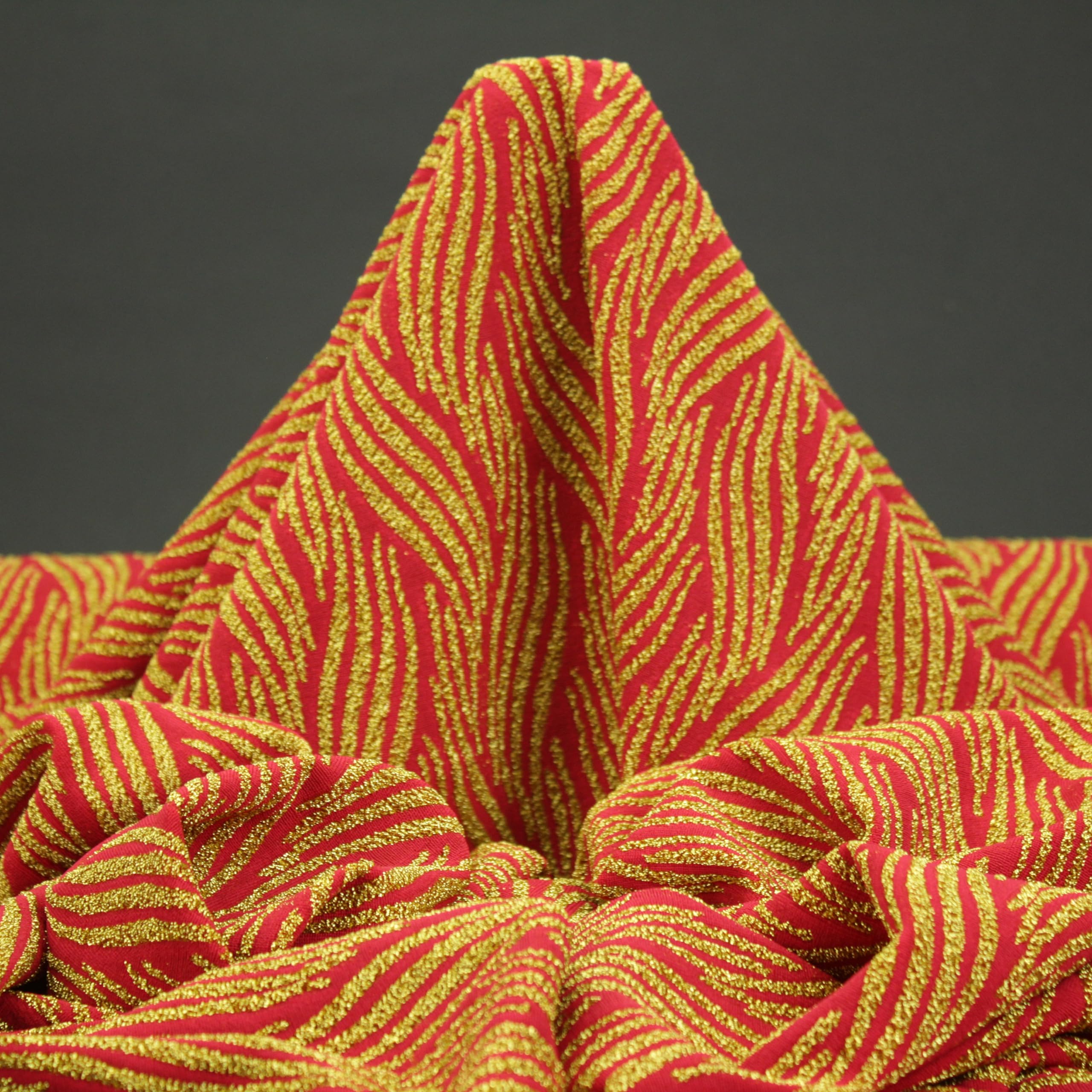 TELA DE PUNTO ELÁSTICO POR METROS DE FONDO LISO CON PATRÓN DE LUREX SERIE JET, ANCHO 150cm (3 METROS, ROJO - ORO)