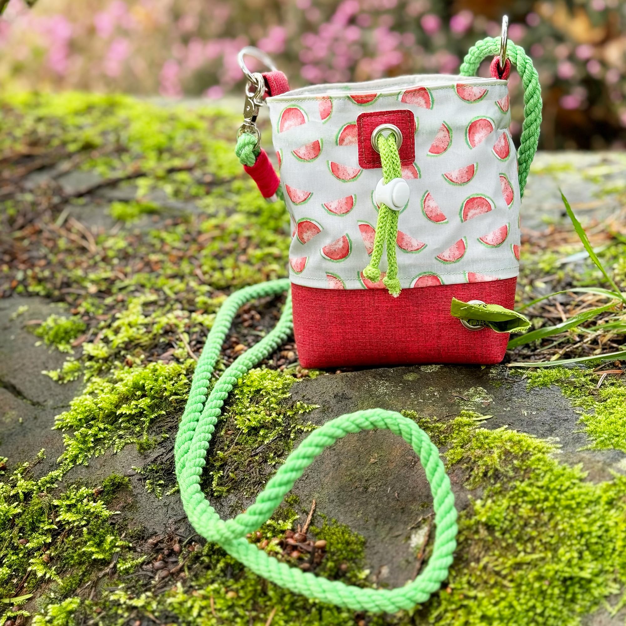 Leckerlibeutel Umhängetasche Kotbeutelspender Leckerlitasche aus beschichteter Baumwolle und Kunstleder mit Melonen-Muster in der Farbe Rot/Grün