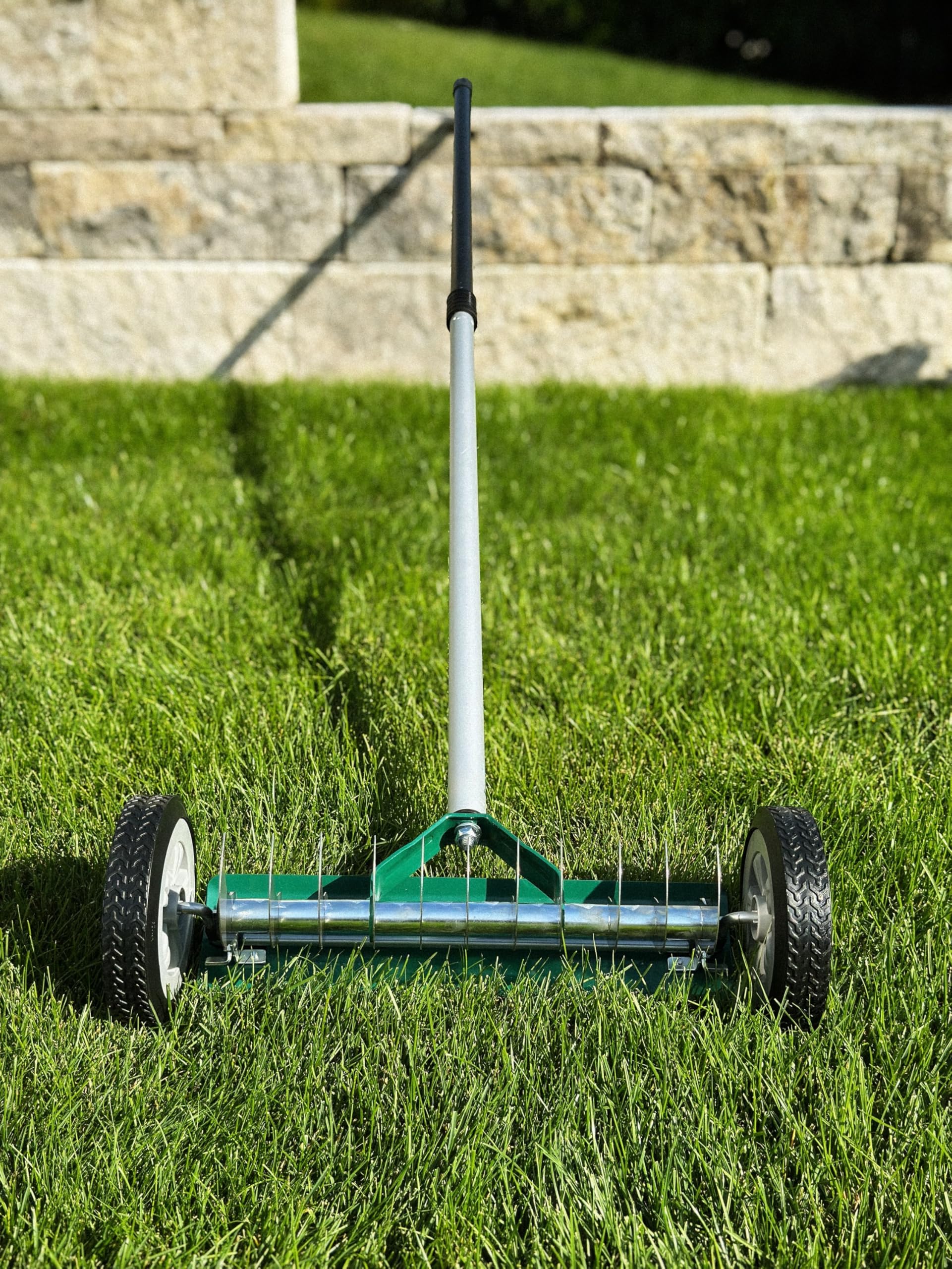 DAYGREEN Escarificador manual VT-32 | musgo y deshierbe con 11 cuchillas de acero inoxidable | 32 cm de ancho de trabajo | Ruedas suaves que protegen el césped