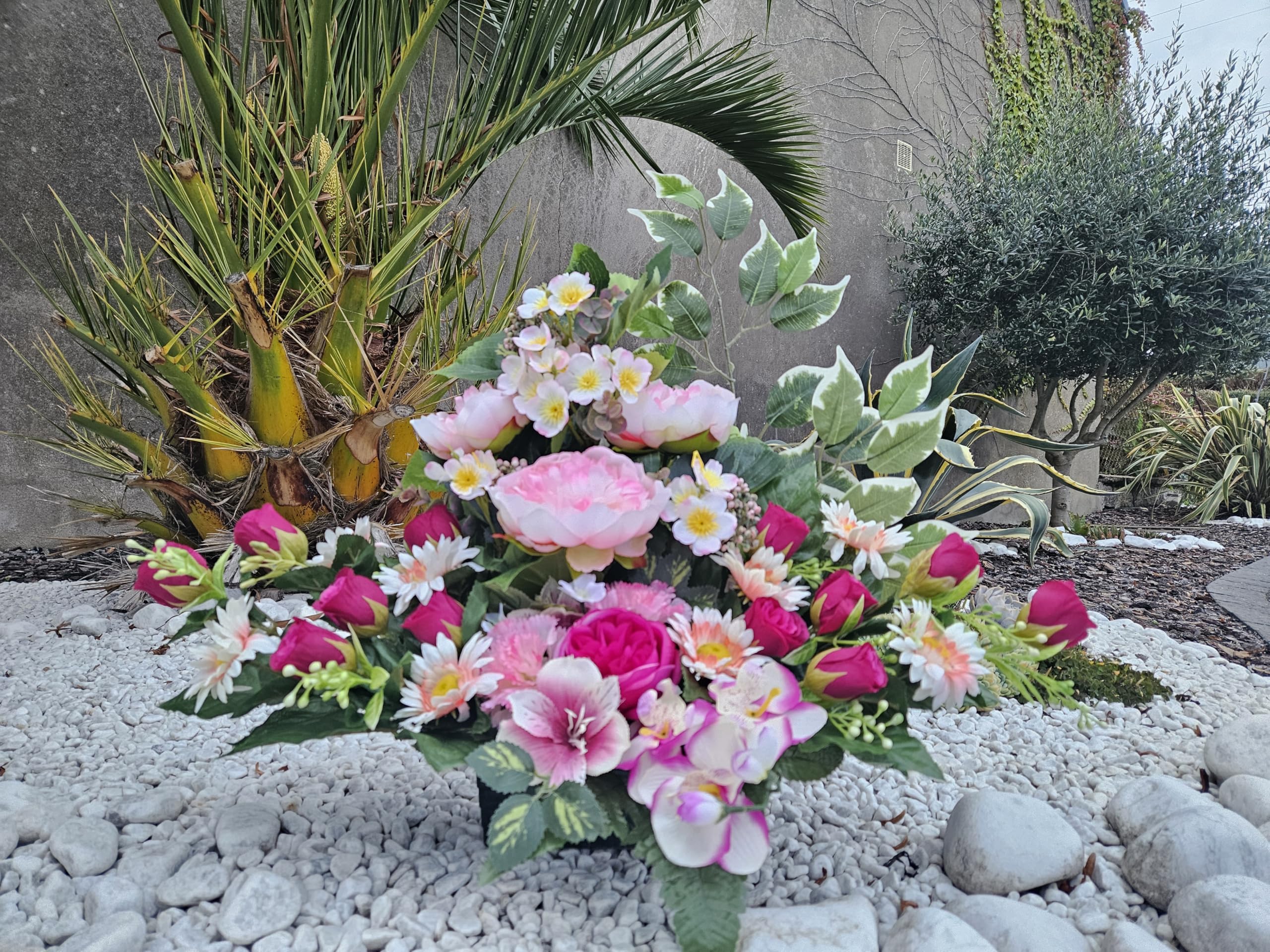 Composition de Fleurs Artificielles Lesté Totalement Ciment pour Une Parfaite Tenue à L' extérieur. Réalisé par Nos Soins. Fleurs de Qualité. Dimension - Haut/44cm - Largeur/44cm