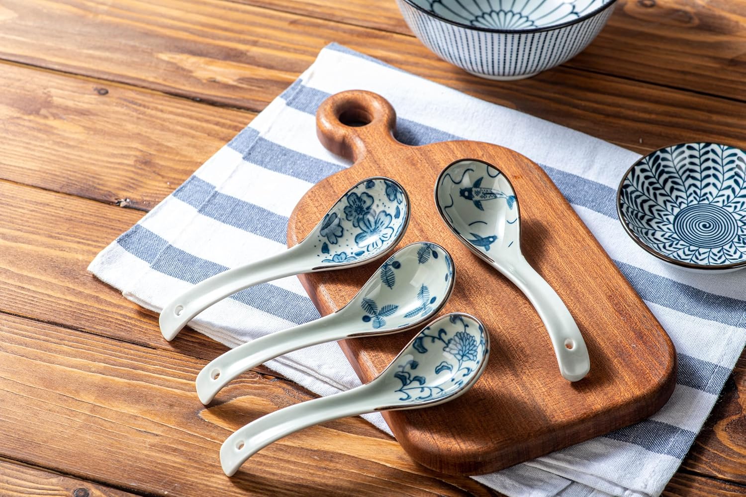 4Pcs Asian Soup Spoon,Chinese Ceramic Soup Spoons,Non-Slip Japanese Soup Spoon,Ramen Spoons with Hook for Rice Pho Miso Soup Wonton Noodle (4, Retro Blue & White)