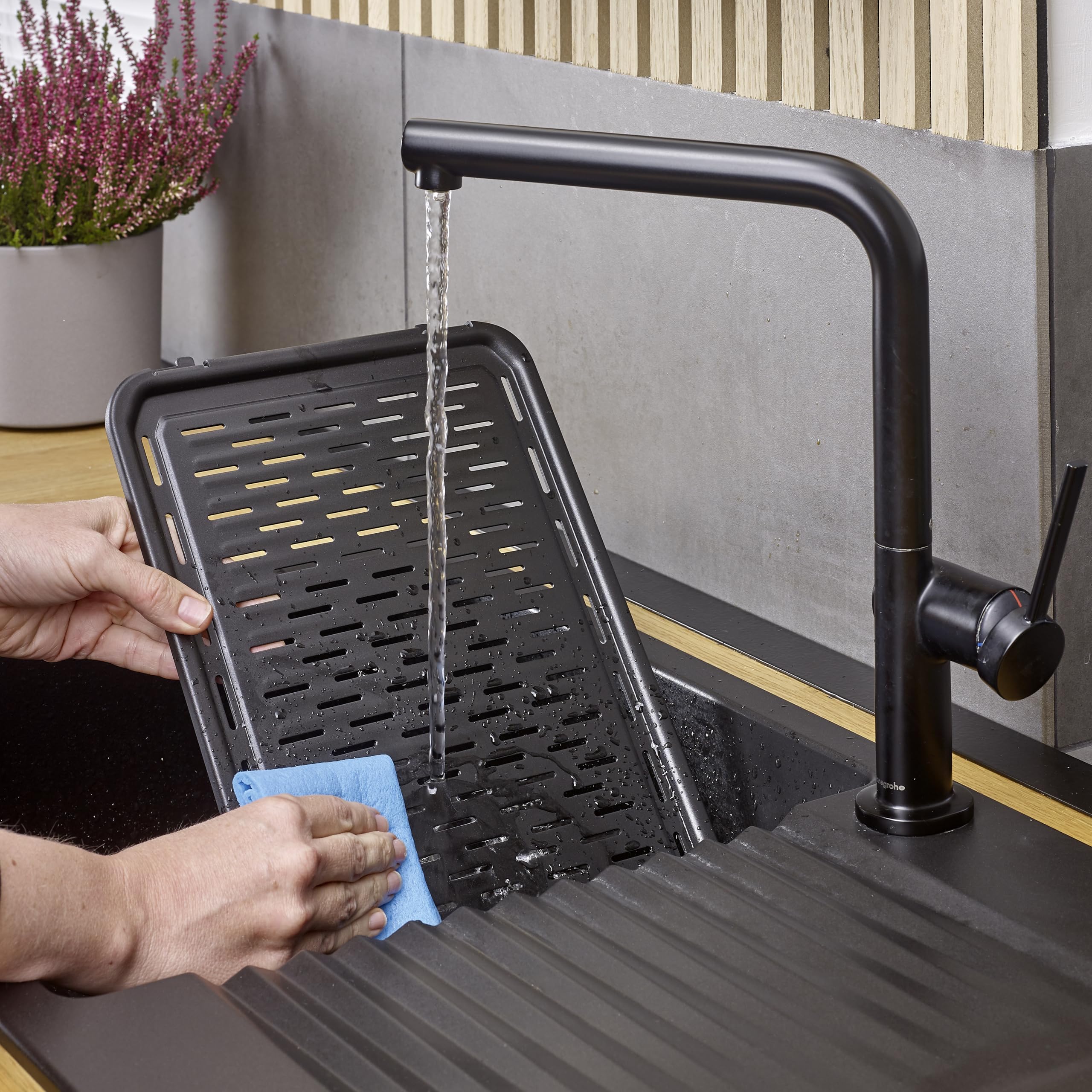 Severin – Barbecue électrique de table avec grille en fonte d’aluminium - Intérieur ou extérieur - Pare-vent amovible et bac à eau - 2000 W – PG 8595