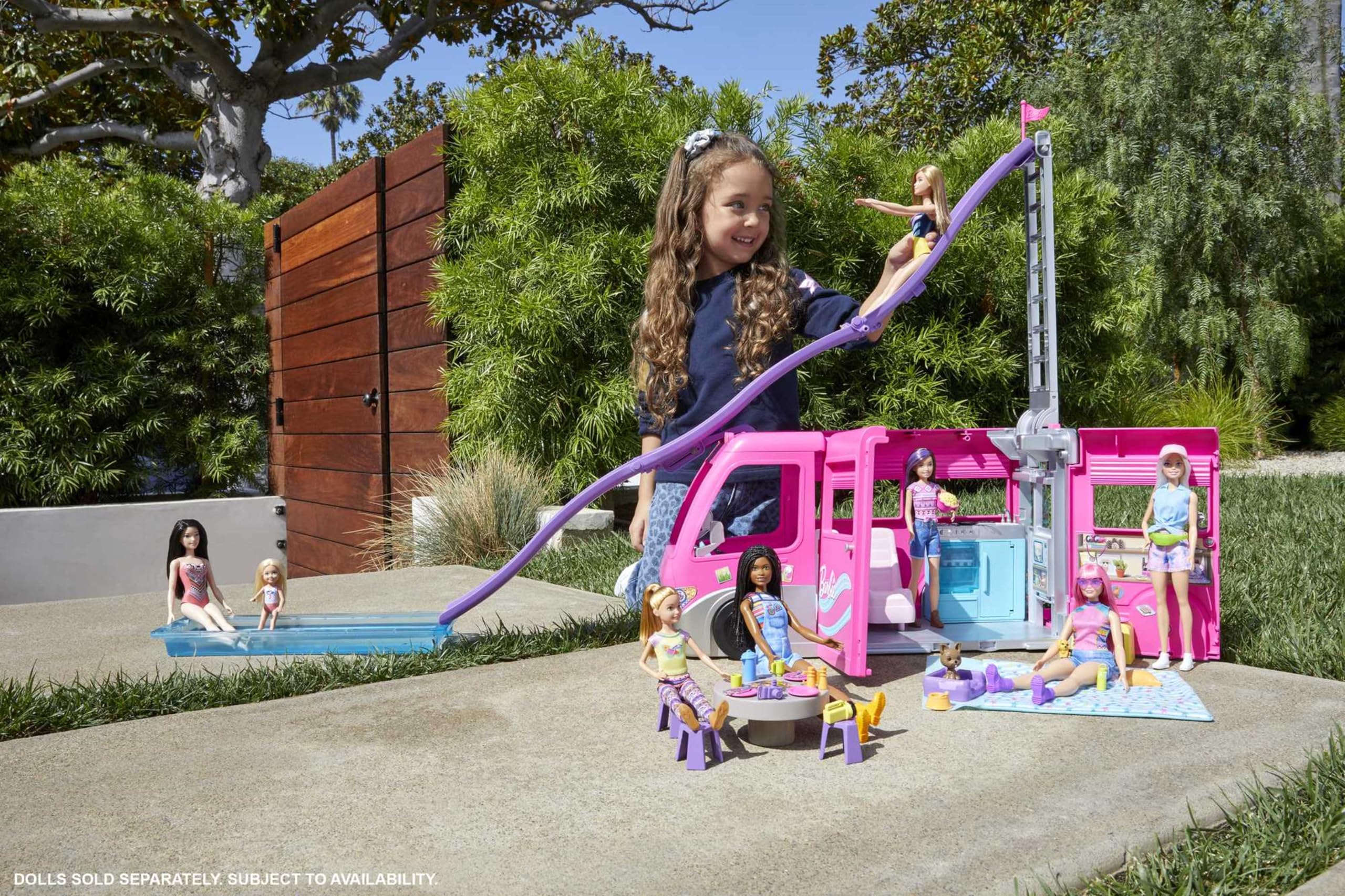 Barbie Camping-Car Transformable, avec 7 Zones de Jeu Et 60 Accessoires Inclus, Comprend Toboggan, Piscine, Pick-Up, Et Bateau pour Poupées, 76 cm, Jouet pour Enfant de 3 Ans et Plus, HCD46