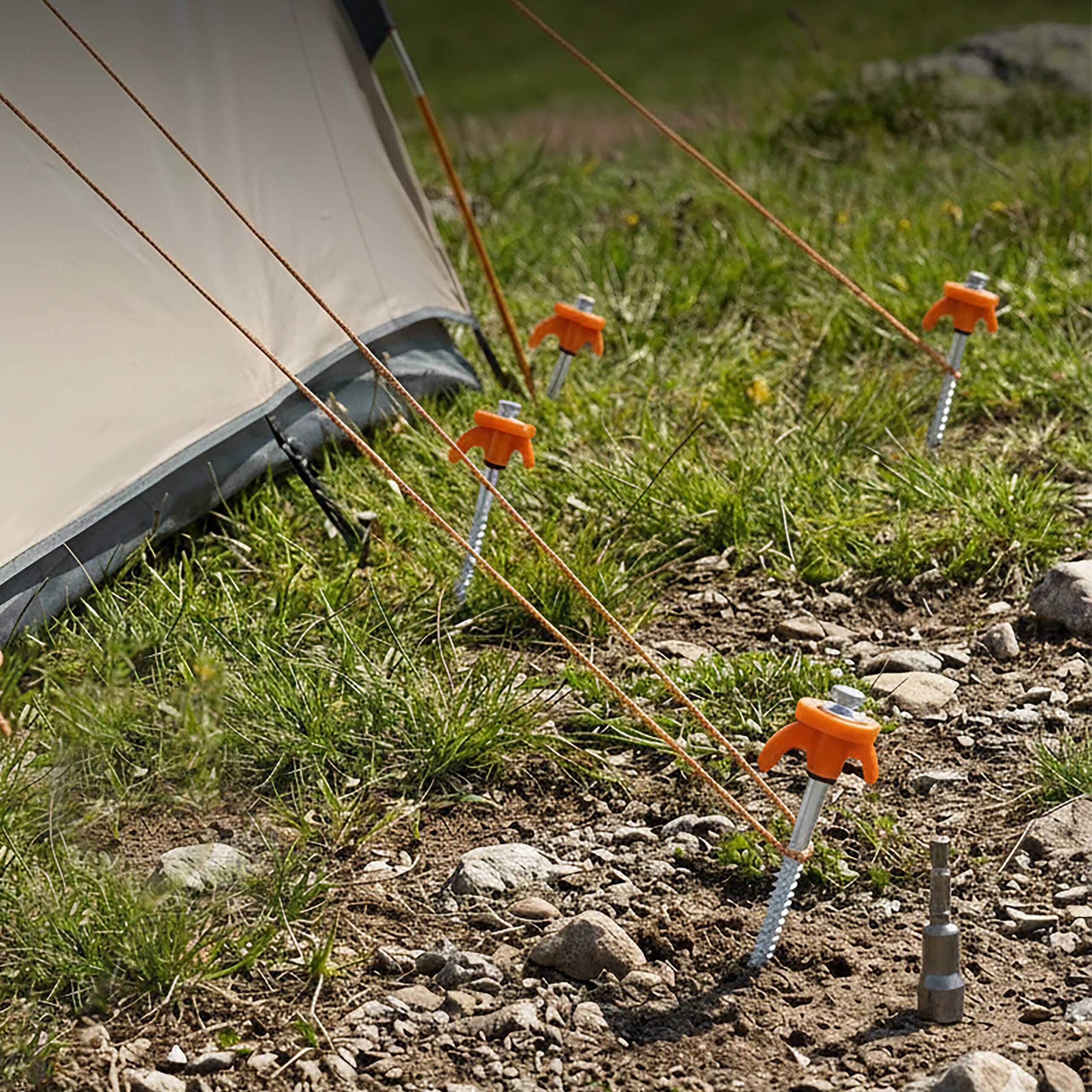 Relaxdays Śledzie śrubowe, zestaw 20 sztuk, śledzie namiotowe ze stali, w walizce, długość 20 cm, z adapterem, kotwa do podłoża, do użytku na zewnątrz, pomarańczowe