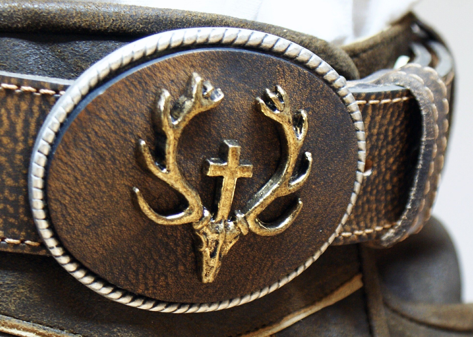 Trachtengürtel Hirsch echt vergoldet Herren Trachten-Gürtel für Lederhose Ledergürtel echt Leder braun mit Patina Handarbeit Made in Austria Unikat Hirschkopf Jagd Jäger