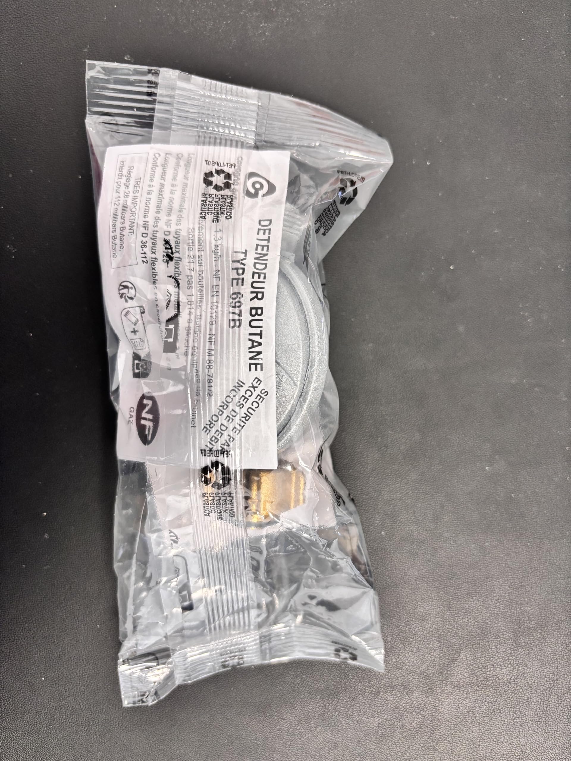 Générique Détendeur Gaz Butane 28 mbar Sécurité Limiteur Débit – Raccord Fileté G.2 Bouteille 13 kg – Sortie Mâle 20x150 – pour Réchaud, Gazinière, Chauffage – Conforme Norme NF en 16129 - 4