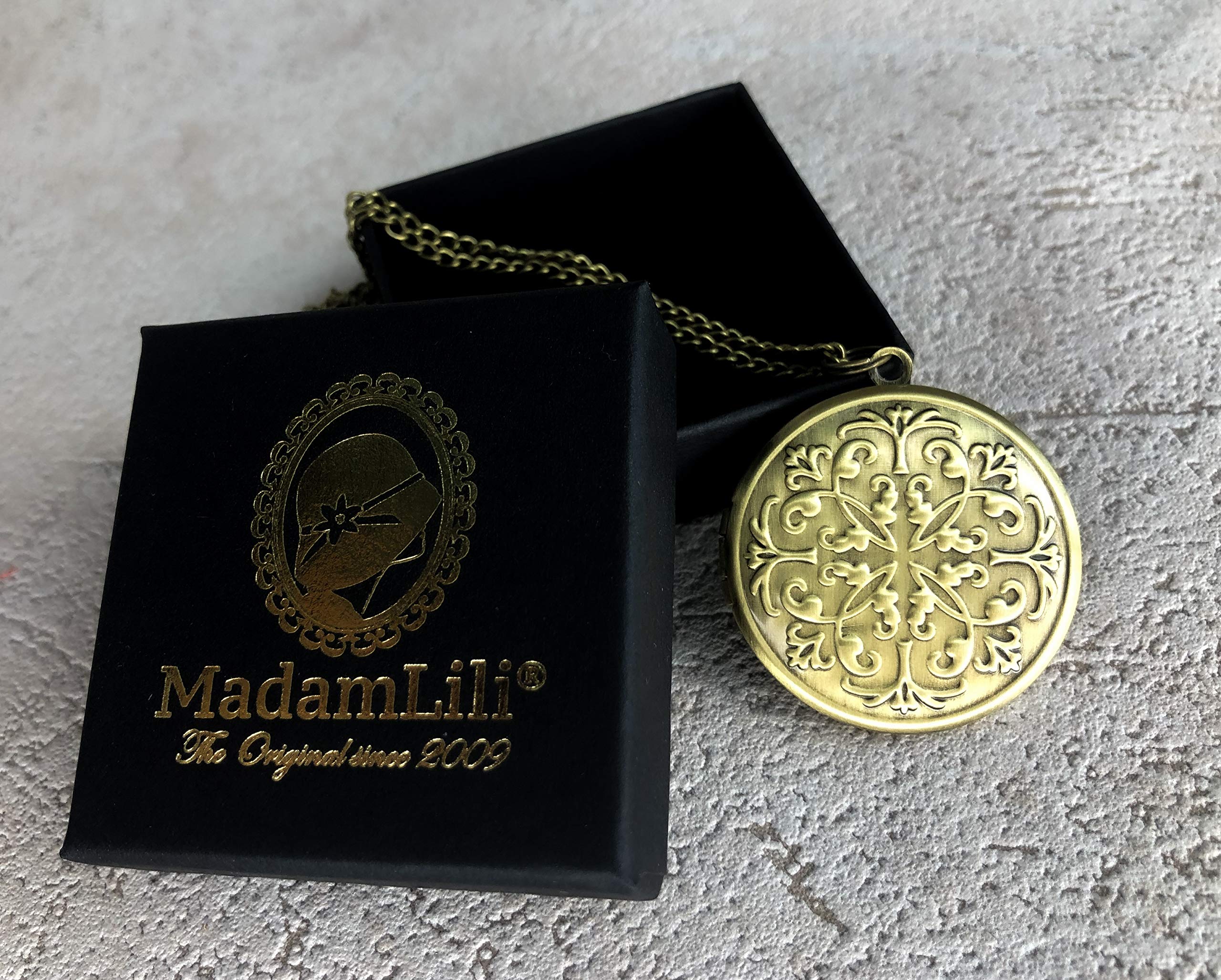 MadamLili - Personalisierbar Bronze Kette Foto Medaillon - Amulett Aufklappbar - Kostenloser Fotoservice - Vintage Stil - Halskette 70cm - Handgefertigt - Gravur Schmuck - Namenskette - Schmuckbox