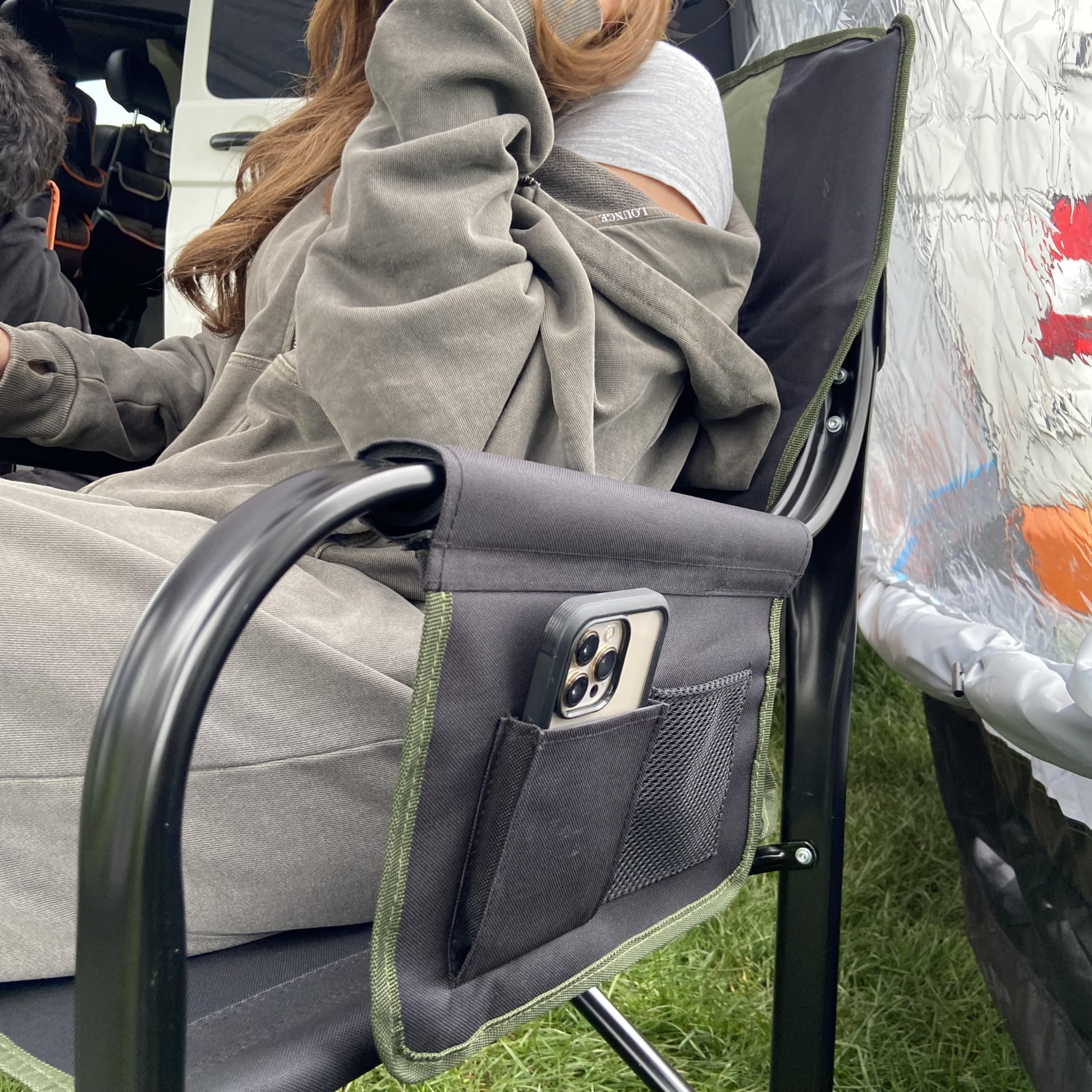 OLPRO Silla de director de lujo, verde y negro, silla de camping plegable con mesa auxiliar, soporte para bebidas y almacenamiento con cremallera, muebles resistentes de director al aire libre para