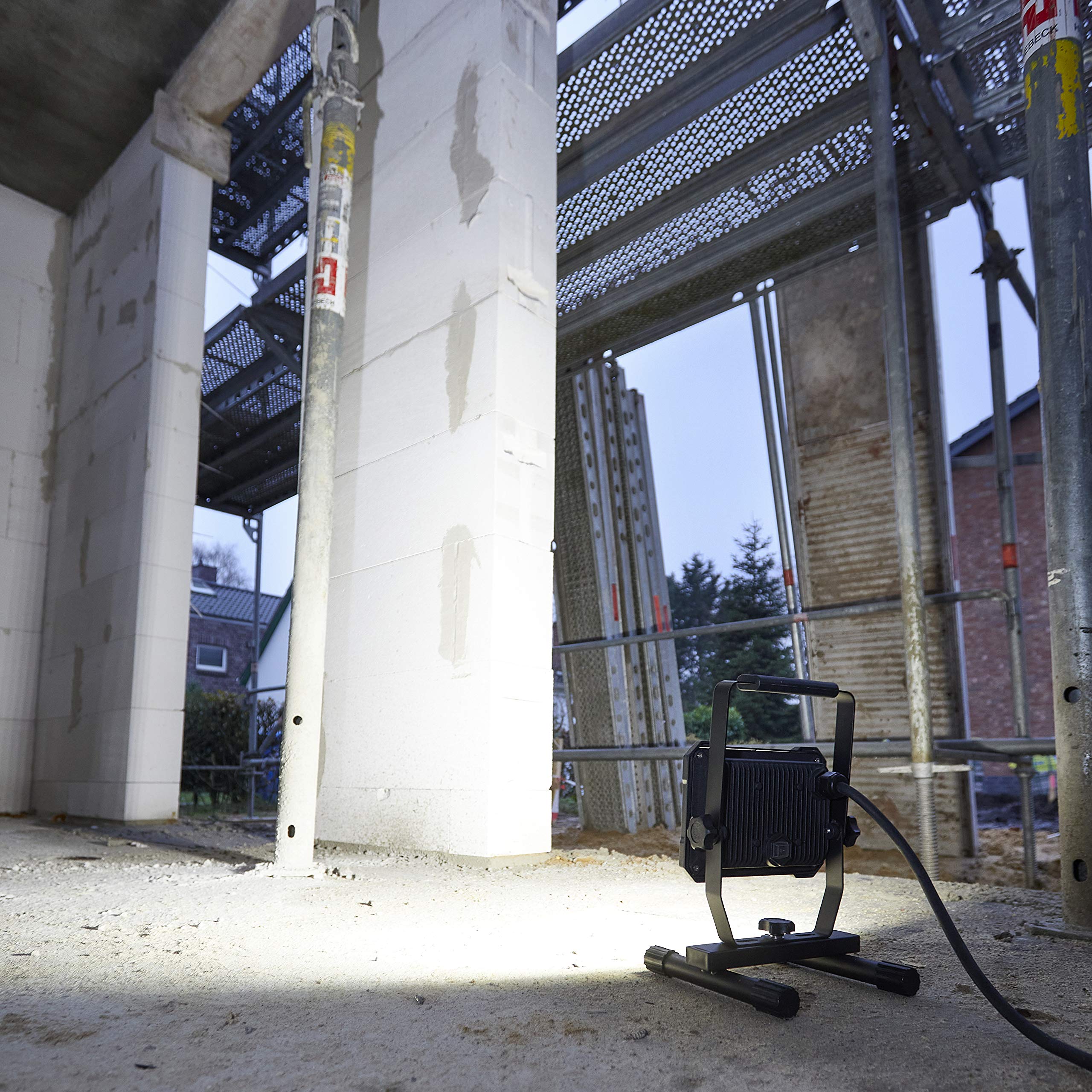 Northpoint LED Blackline Baustrahler Arbeitsstrahler Fluter Flutlicht Spitzwassergeschützt 20 W Leistung 1600 Lumen Lichtstrom integrierter Schalter und 3m Kabel
