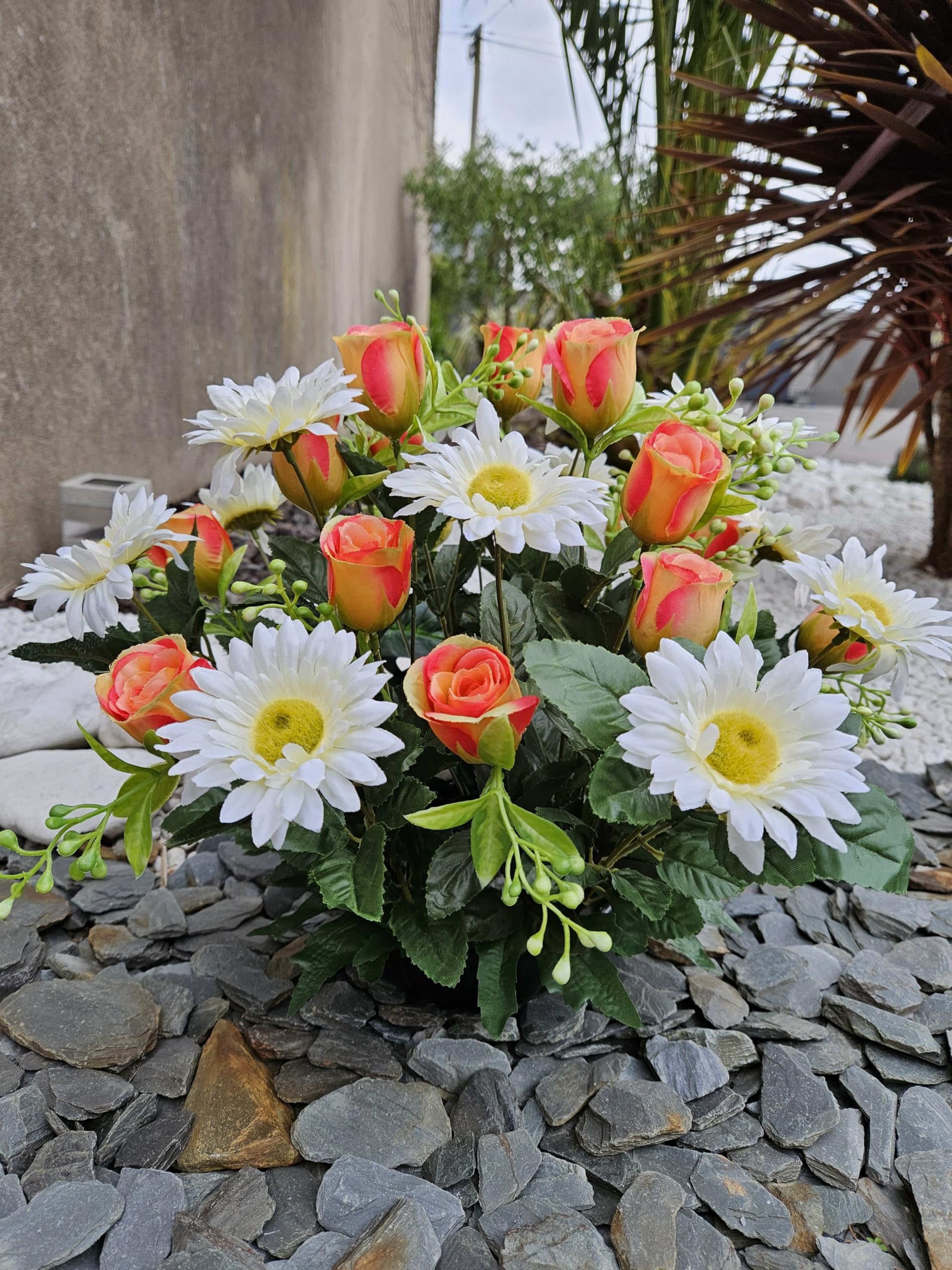 Composition De Fleurs Artificielles Lesté Ciment pour Une Parfaite Tenue à L' Extérieur. Réalisé par Nos Soins, Les Fleurs sont Aussi de Très Bonne Qualité.