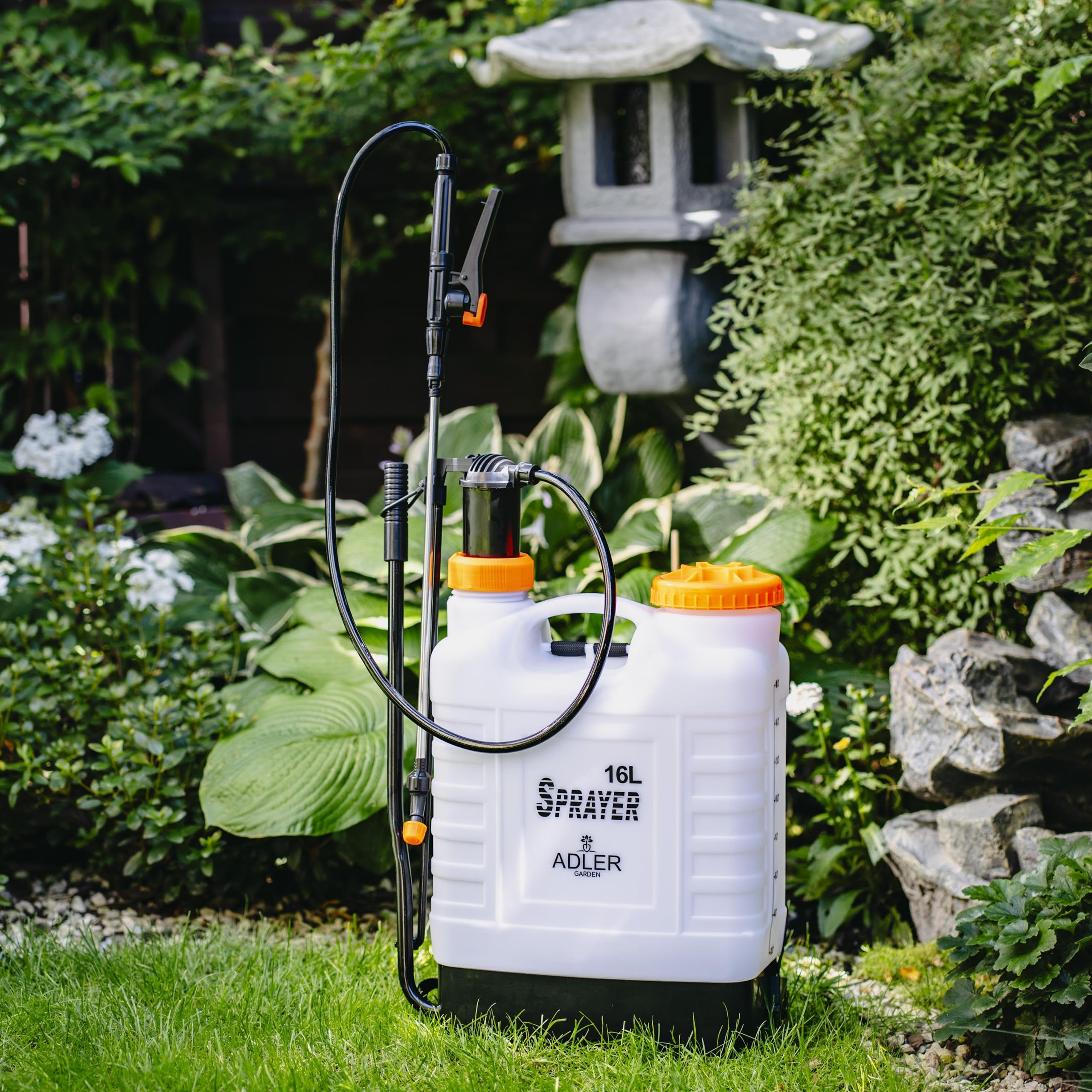 ADLER EUROPE Rückenspritze – Drucksprüher 16 L mit teleskopischer 48–83 cm Edelstahl-Lanze und 115 cm Schlauch, Arbeitsdruck 2–3 bar - Sicherheitsventil – ideal für große Gärten und Nutzflächen