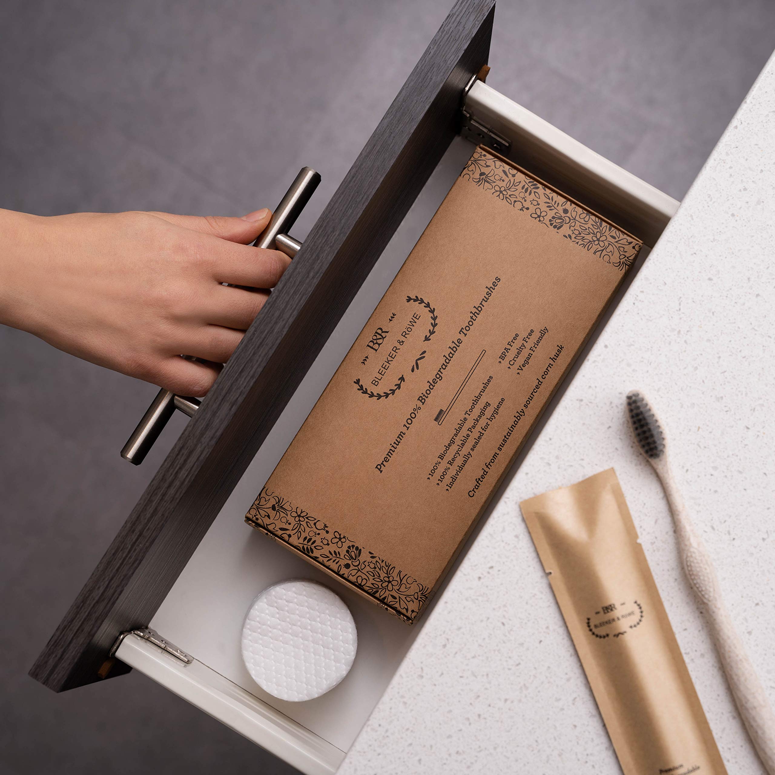 Bleeker and Rowe Cepillos de dientes biodegradables ecológicos, sellados individualmente, cerdas suaves sin BPA, sostenibles, embalaje reciclado (paquete de 100)