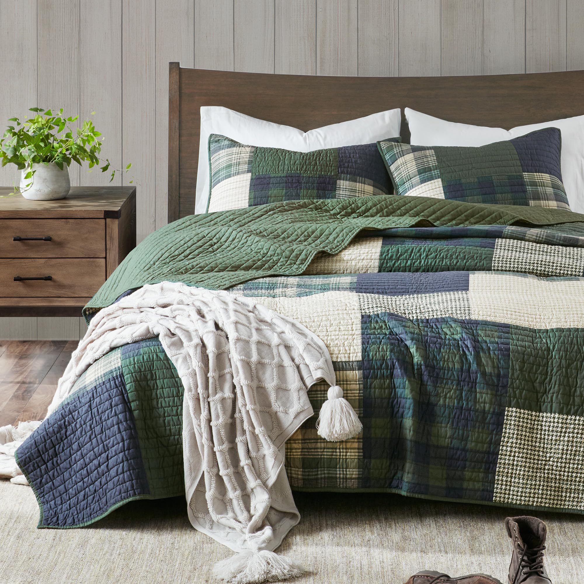 Woolrich Mill Creek Reversible Quilt Set - Cottage Styling Reversed to Solid Color, All Season Lightweight Coverlet, Cozy Bedding Layer, Matching Shams, Oversized Full/Queen, Plaid Green 3 Piece