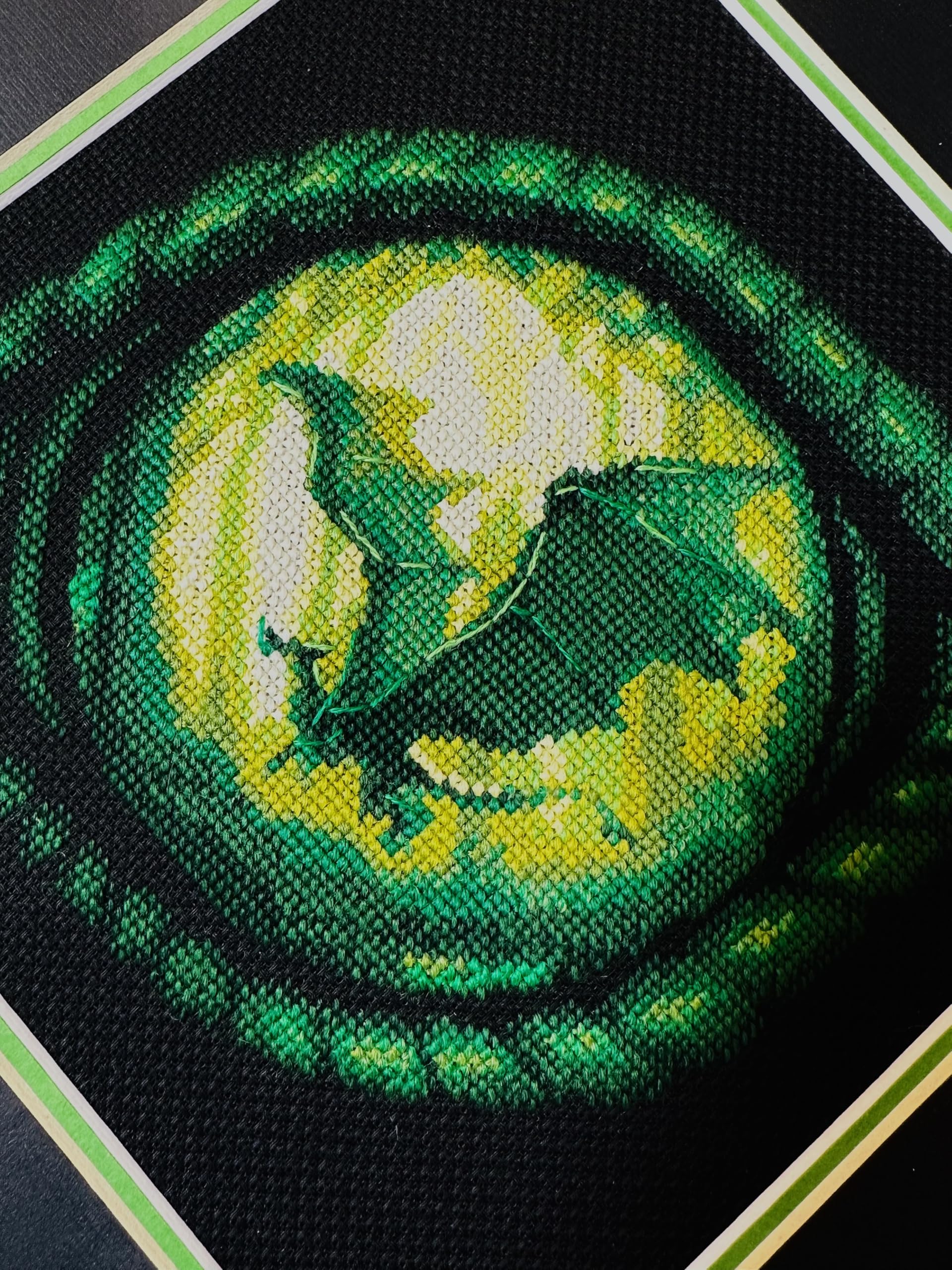 Riolis Telpakket met kruissteek - Dragon Eye, 19,75 x 19,75 cm, inclusief Zweigart 14kt. zwarte AIDA, wol/acryldraden, naald, instructies, kleurenkaart Riolis Telpakket met kruissteek - Dragon Eye, 19,75 x 19,75 cm, inclusief Zweigart 14kt. zwarte AIDA, wol/acryldraden, naald, instructies, kleurenkaart
