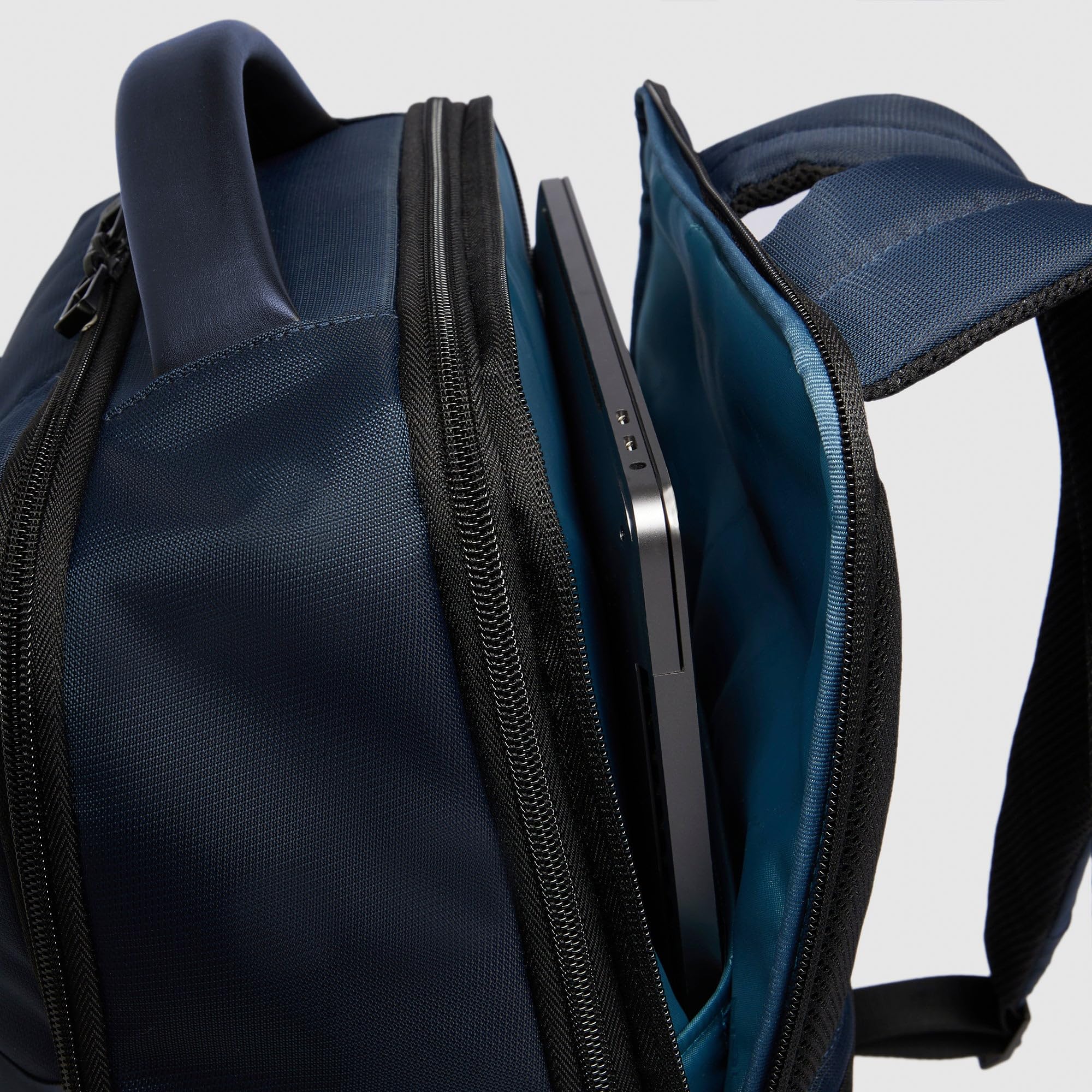 PIQUADRO - Zaino Porta PC 17" in Pelle e Tessuto Tecnico - Uomo - Nero | Aggancio per Trolley, Spallacci imbottiti, Ampio, Vani organizzati, Business, Viaggio, Uso Quotidiano