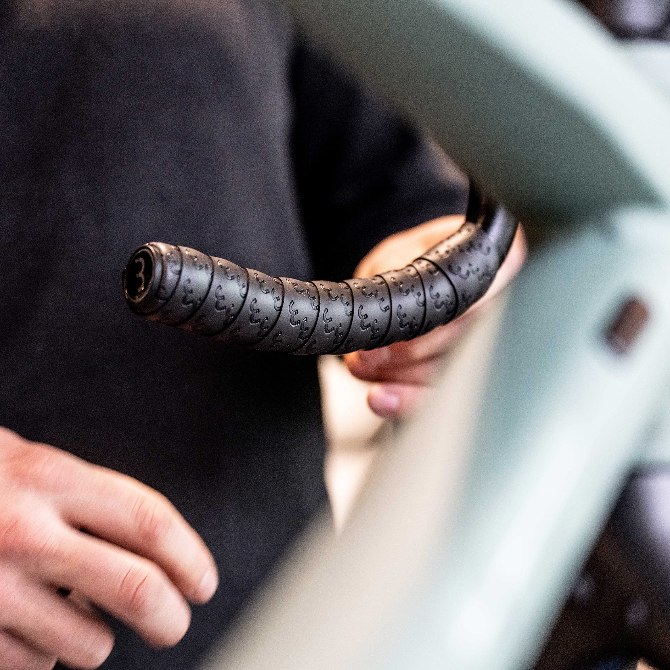 BBB Cycling Fahrrad Lenkerband Rutschfest und Stoßdämpfend für MTB Rennrad und Urban Cycling Inkl. Abklebeband und Lenkerstopfen UltraRibbon Gel BHT-15G Schwarz, 200 x 3 cm | Sicherer Griff, Gel-Komfort, feste Oberfläche, vibrationsdämpfend, souveränes Fa
