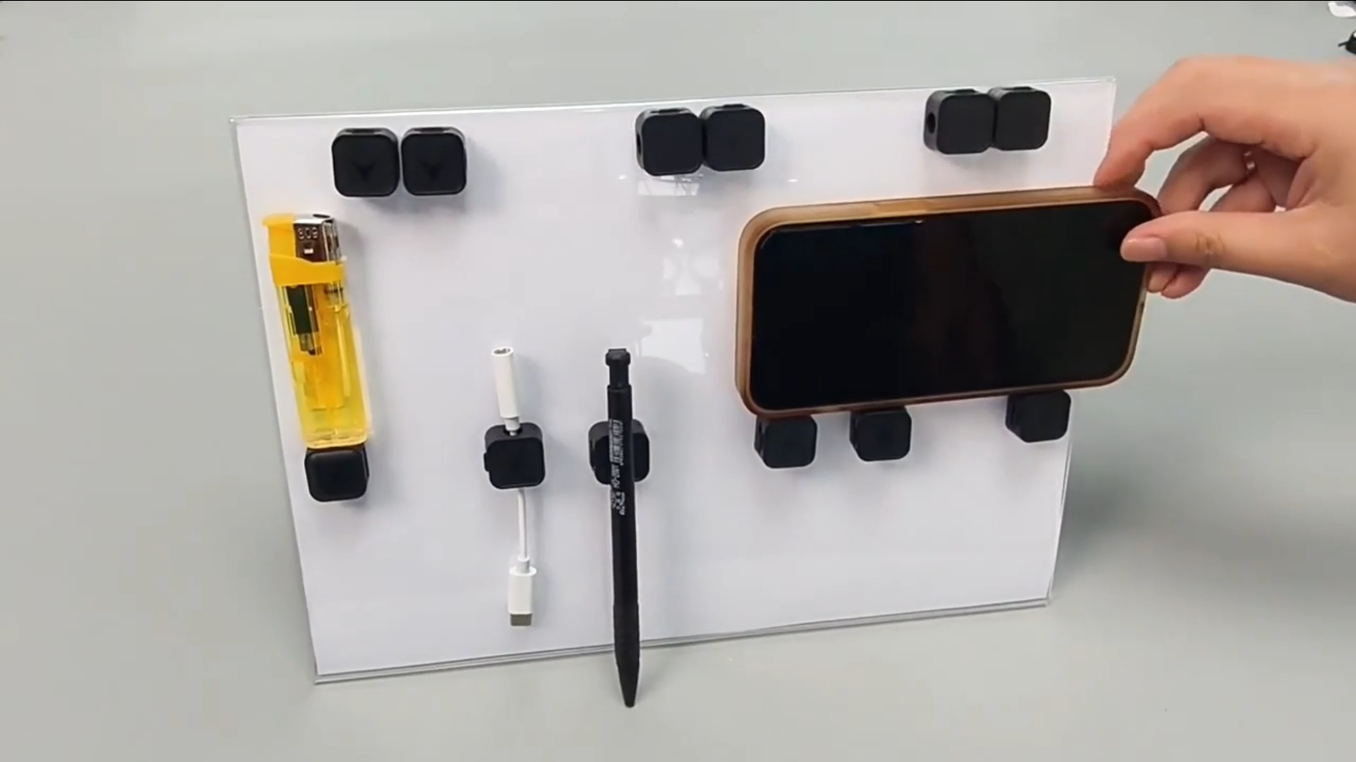 10 Pack Clips de Gestión de Cables para Escritorio con Adhesivo Fuerte, Organizador Magnético para Cables de Carga de Teléfono, Fácil de Abrir, para Escritorio, Pared, Oficina, Coche, Mesita de Noche (Negro) miniatura 7