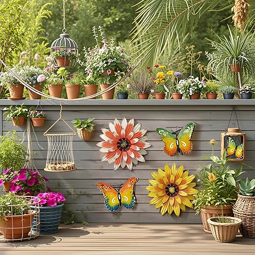 Vista 3 de Meduofon Decoración de pared de flores de metal para exteriores, paquete de 4 flores de metal y mariposa, decoración de pared para exteriores