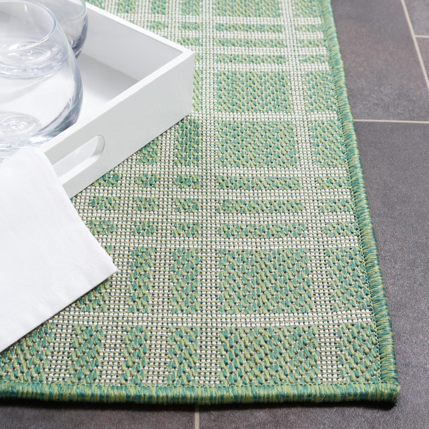Safavieh Washable Rug Outdoor Bermuda Collection - 4' x 6', Green & Ivory, Non-Shedding & Easy to Clean, Ideal for Patio, Backyard, Mudroom (BMU860Y)